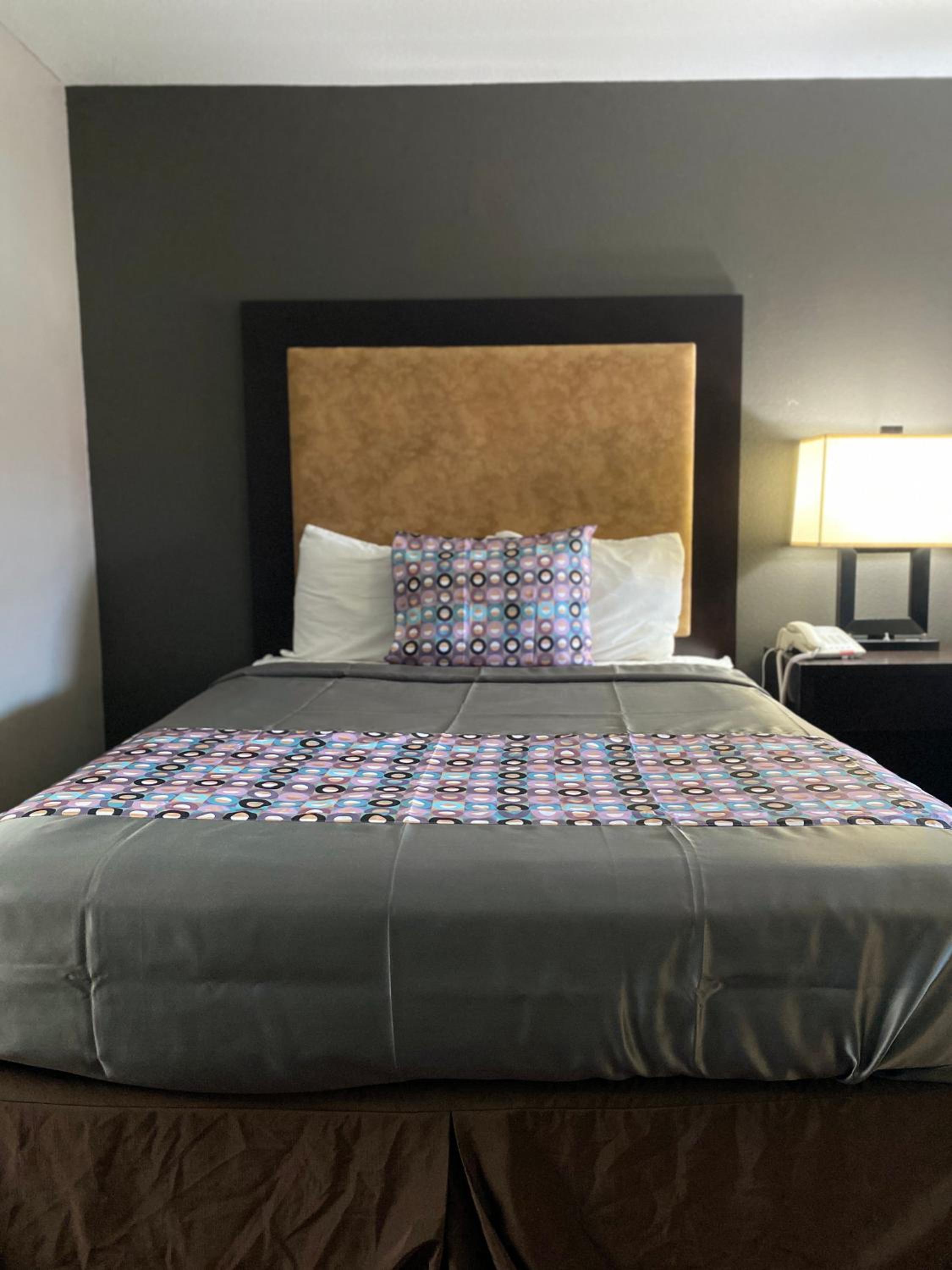 Queen Room with Two Queen Beds - Non-Smoking - Photo 16