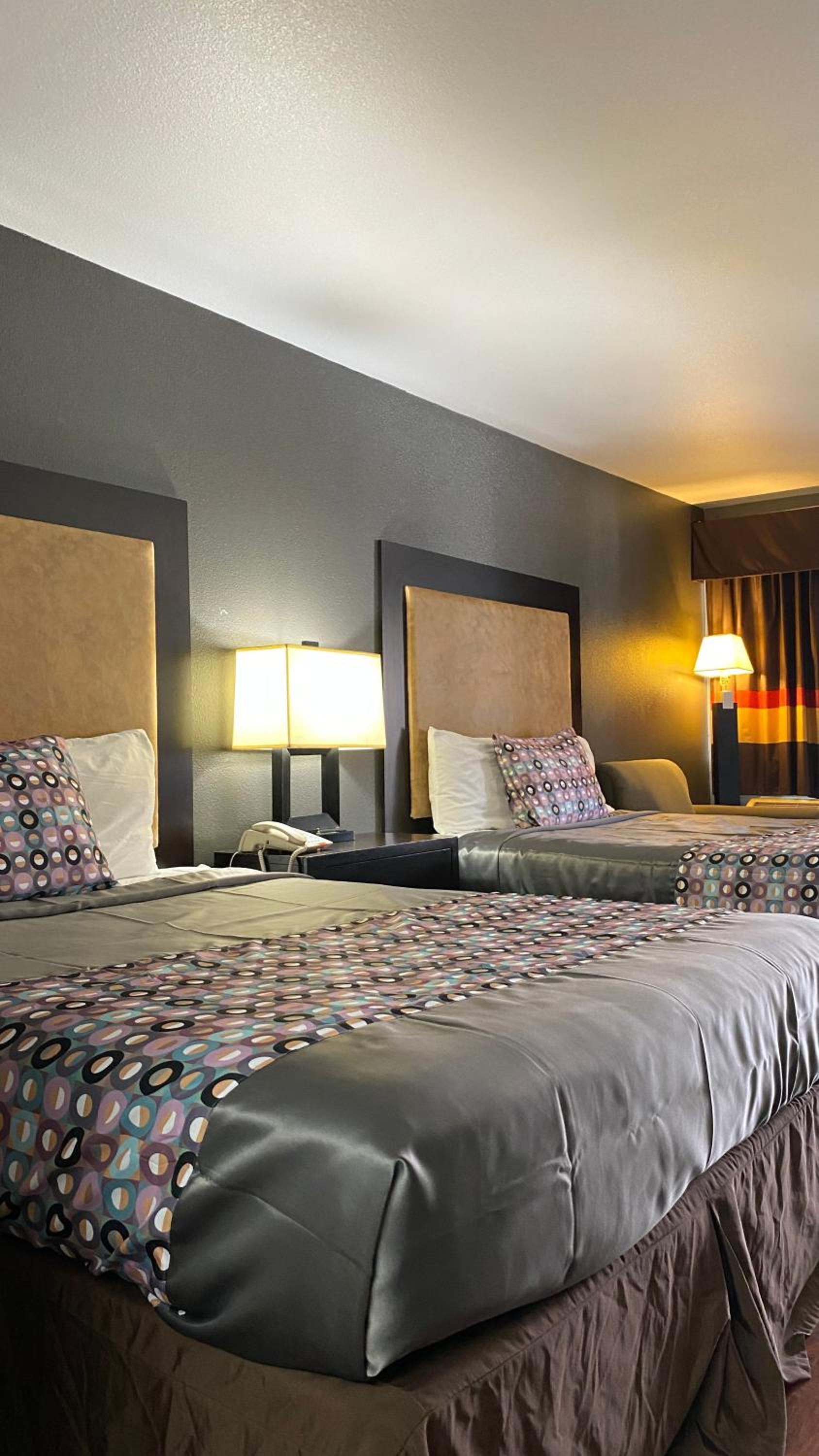 Queen Room with Two Queen Beds - Non-Smoking - Photo 7