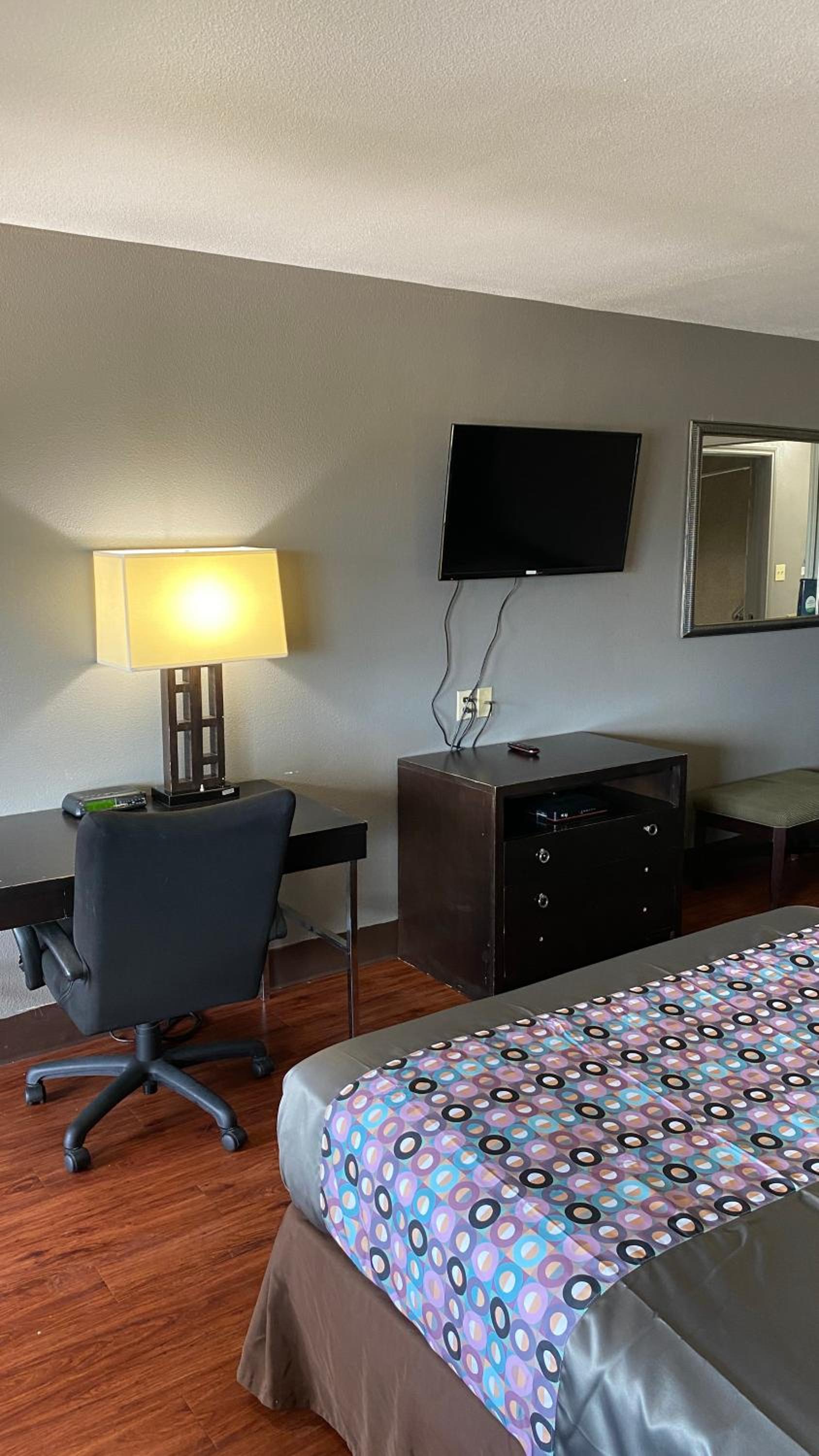 Queen Room with Two Queen Beds - Non-Smoking - Photo 19