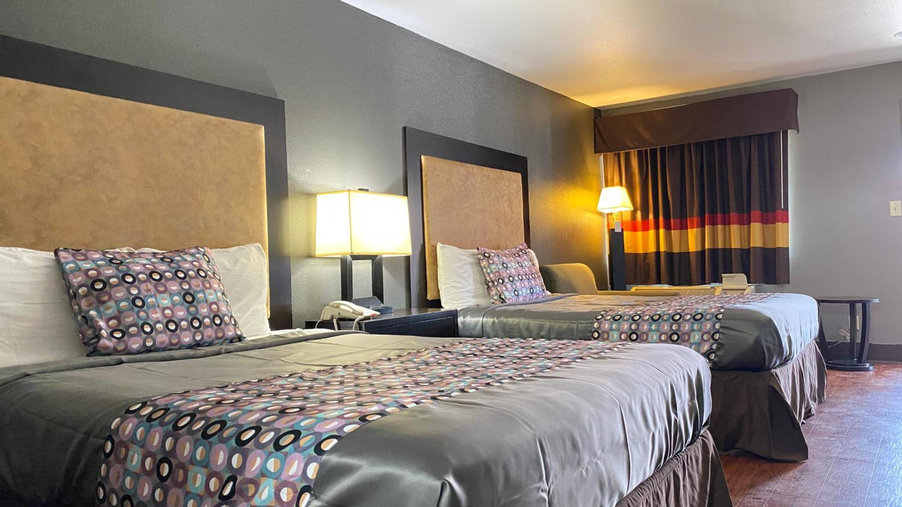 Queen Room with Two Queen Beds - Non-Smoking - Photo 1