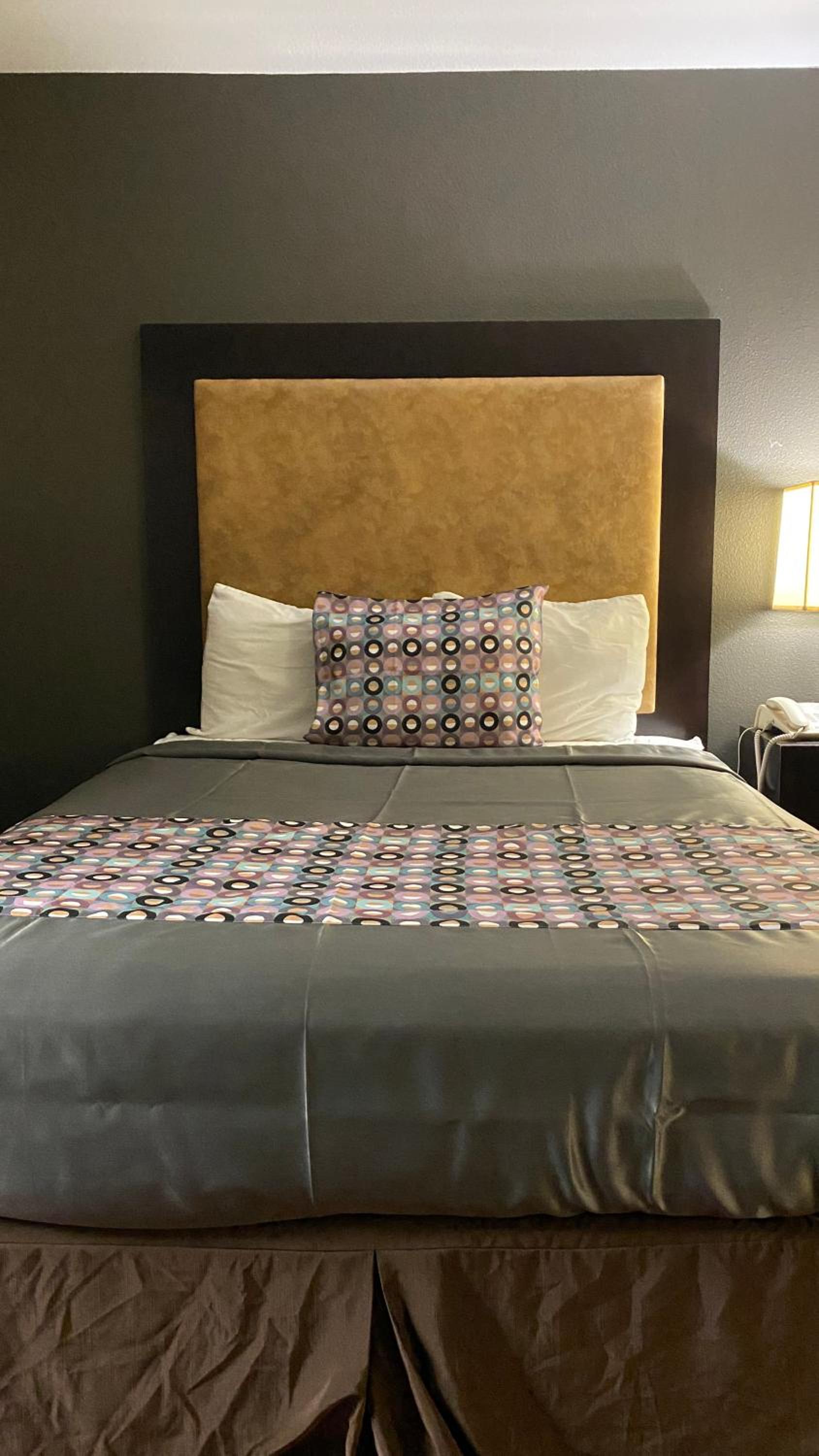 Queen Room with Two Queen Beds - Non-Smoking - Photo 11