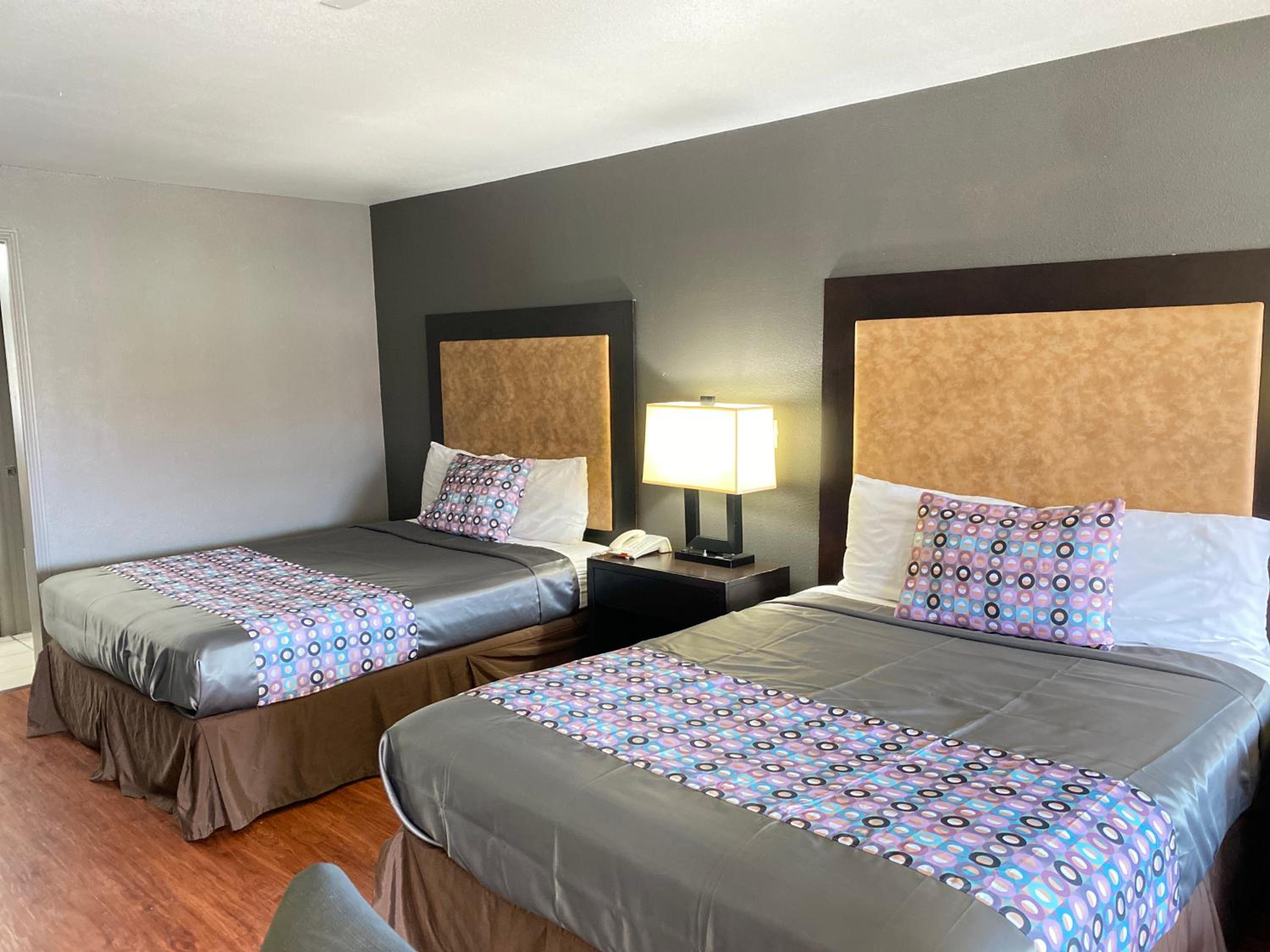 Queen Room with Two Queen Beds - Non-Smoking - Photo 17