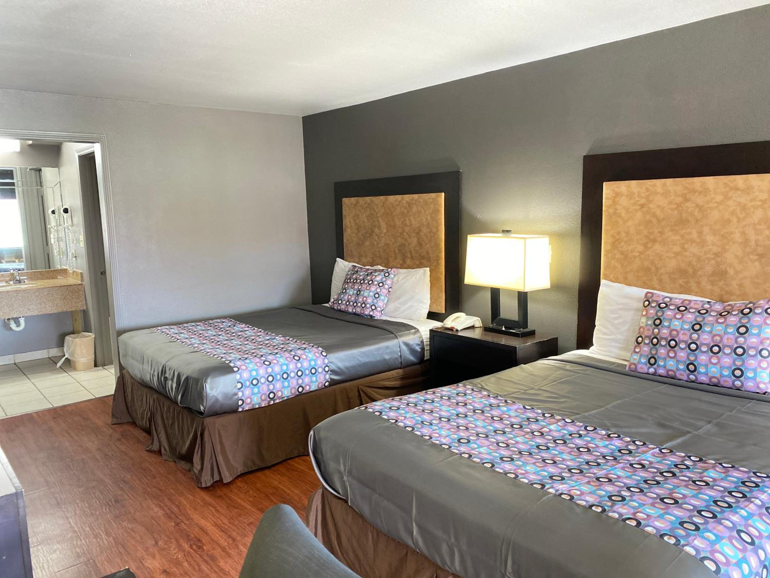 Queen Room with Two Queen Beds - Non-Smoking - Photo 9