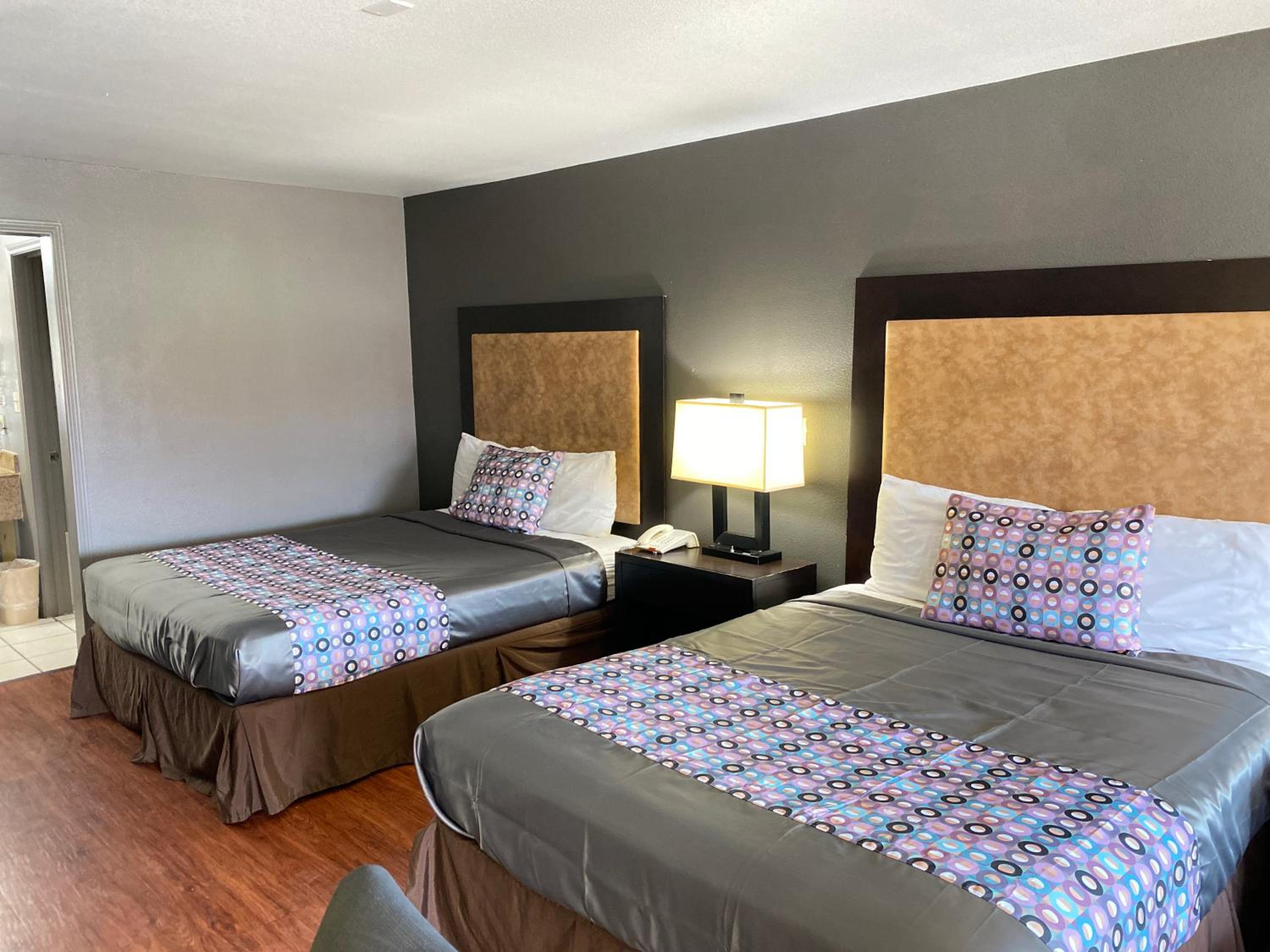 Queen Room with Two Queen Beds - Non-Smoking - Photo 10