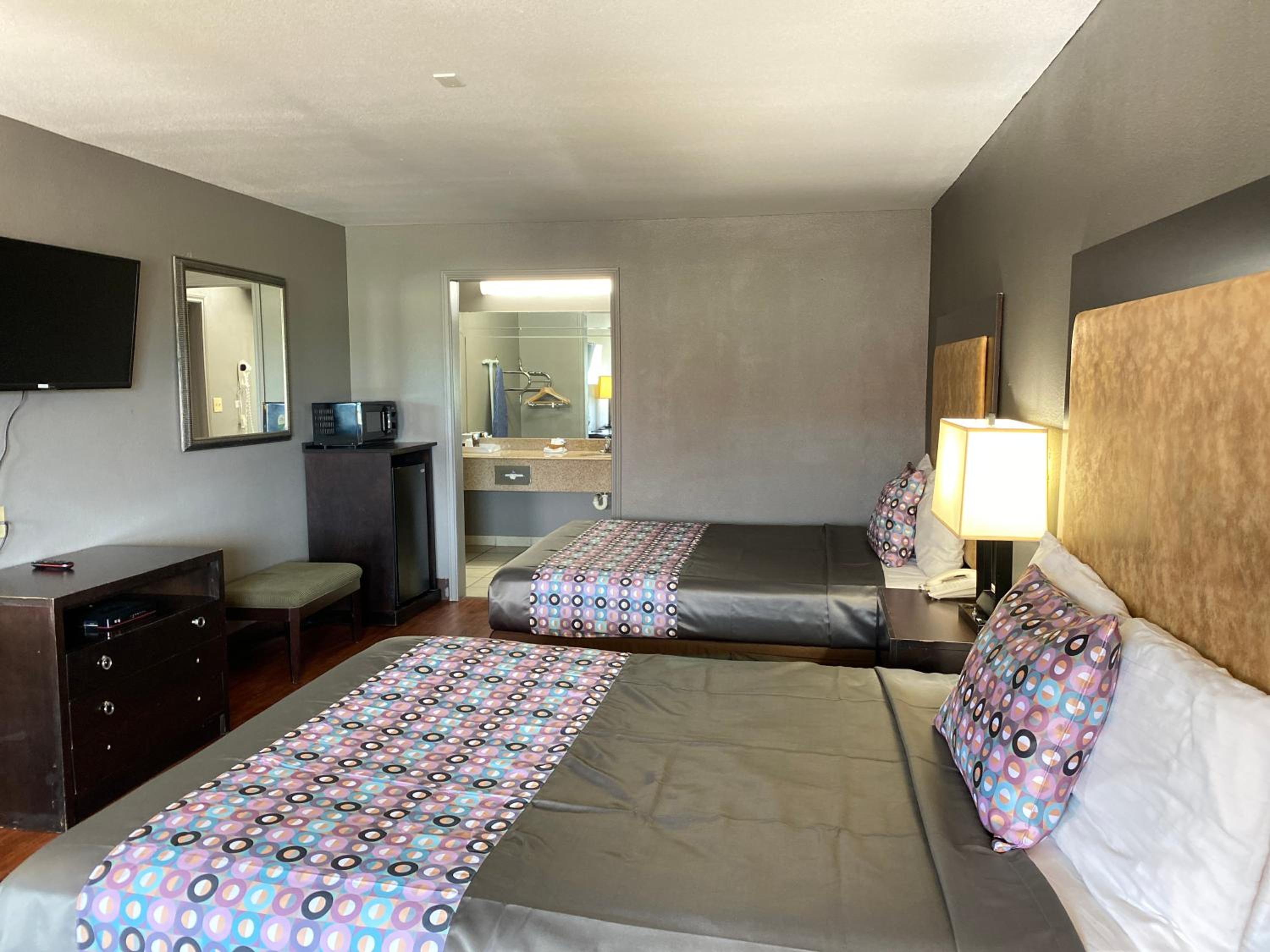 Queen Room with Two Queen Beds - Non-Smoking - Photo 12