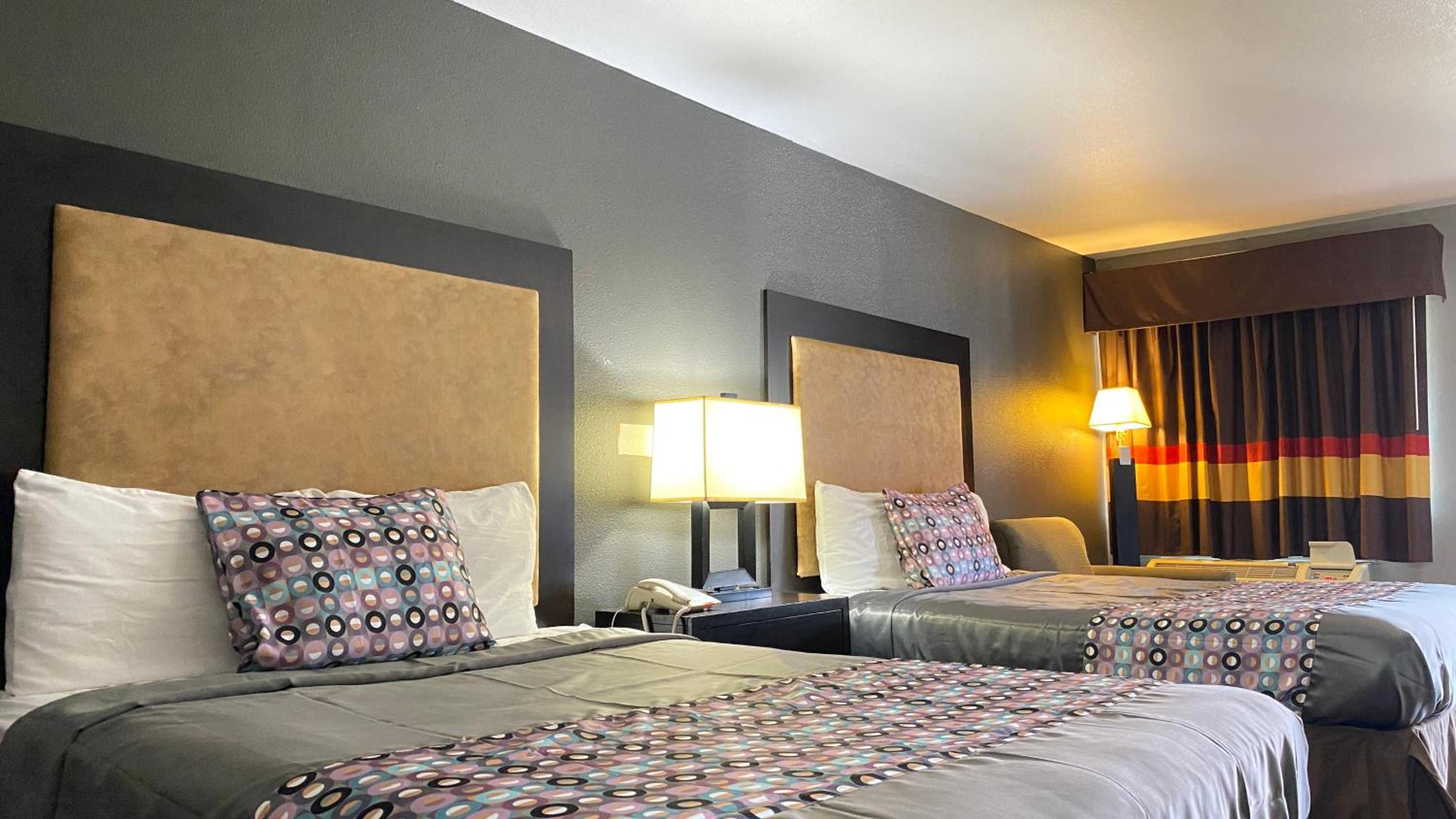 Queen Room with Two Queen Beds - Non-Smoking - Photo 4