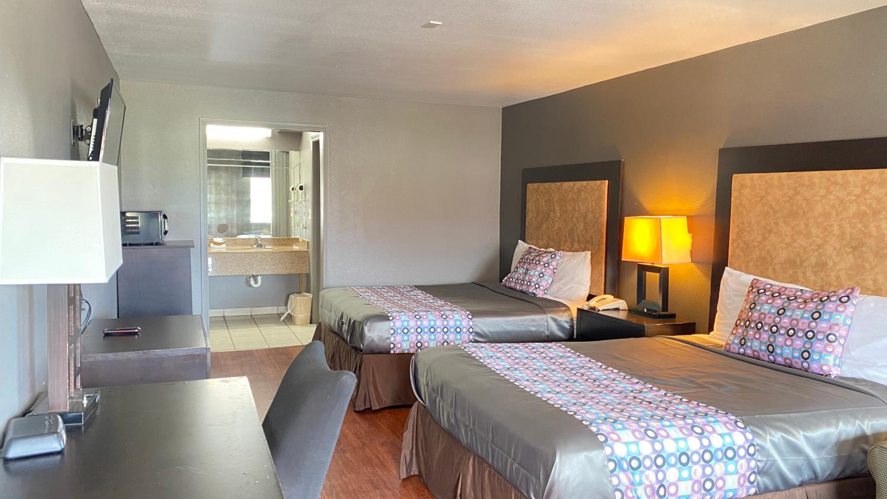 Queen Room with Two Queen Beds - Non-Smoking - Photo 18