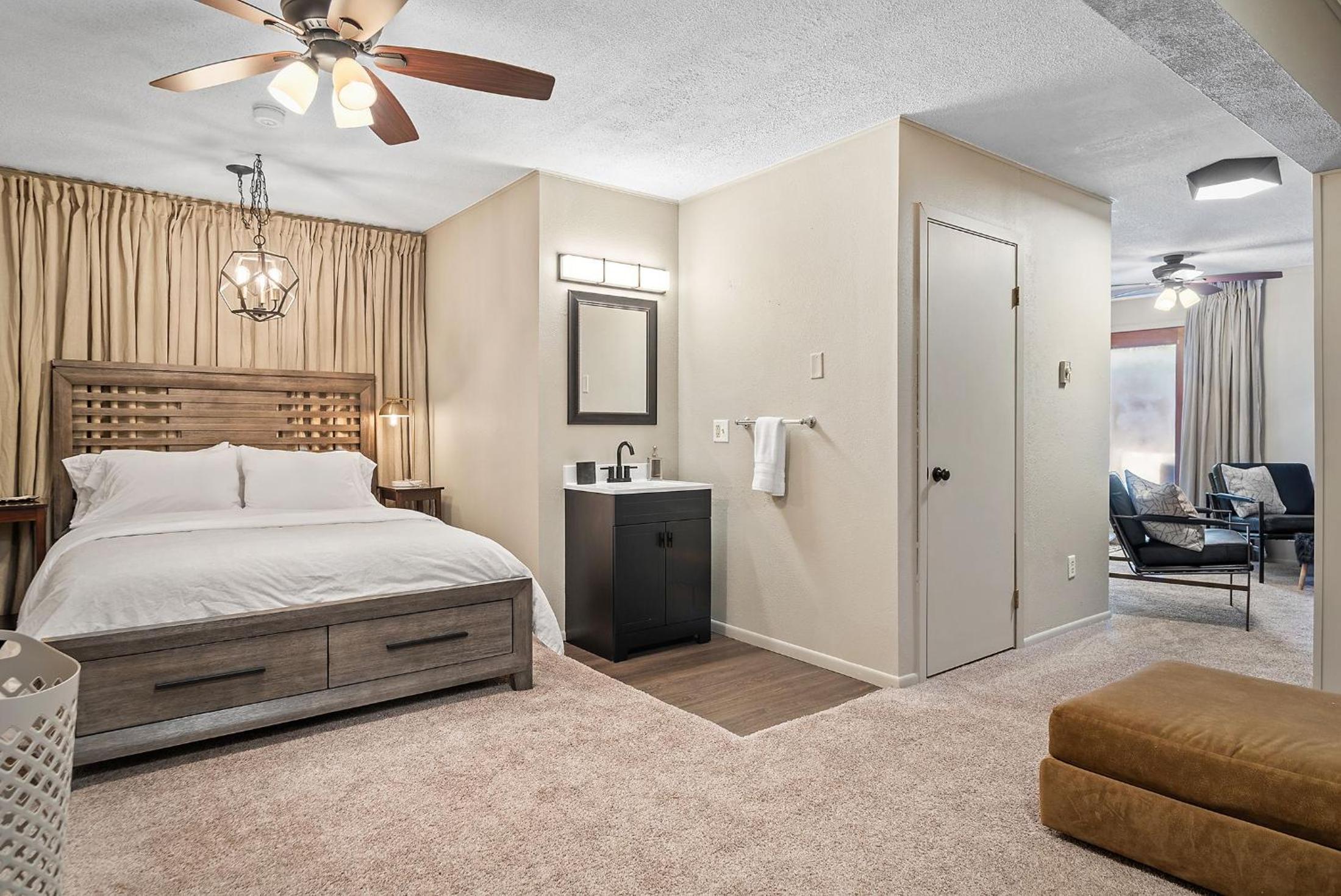 Deluxe Queen Suite photo 1