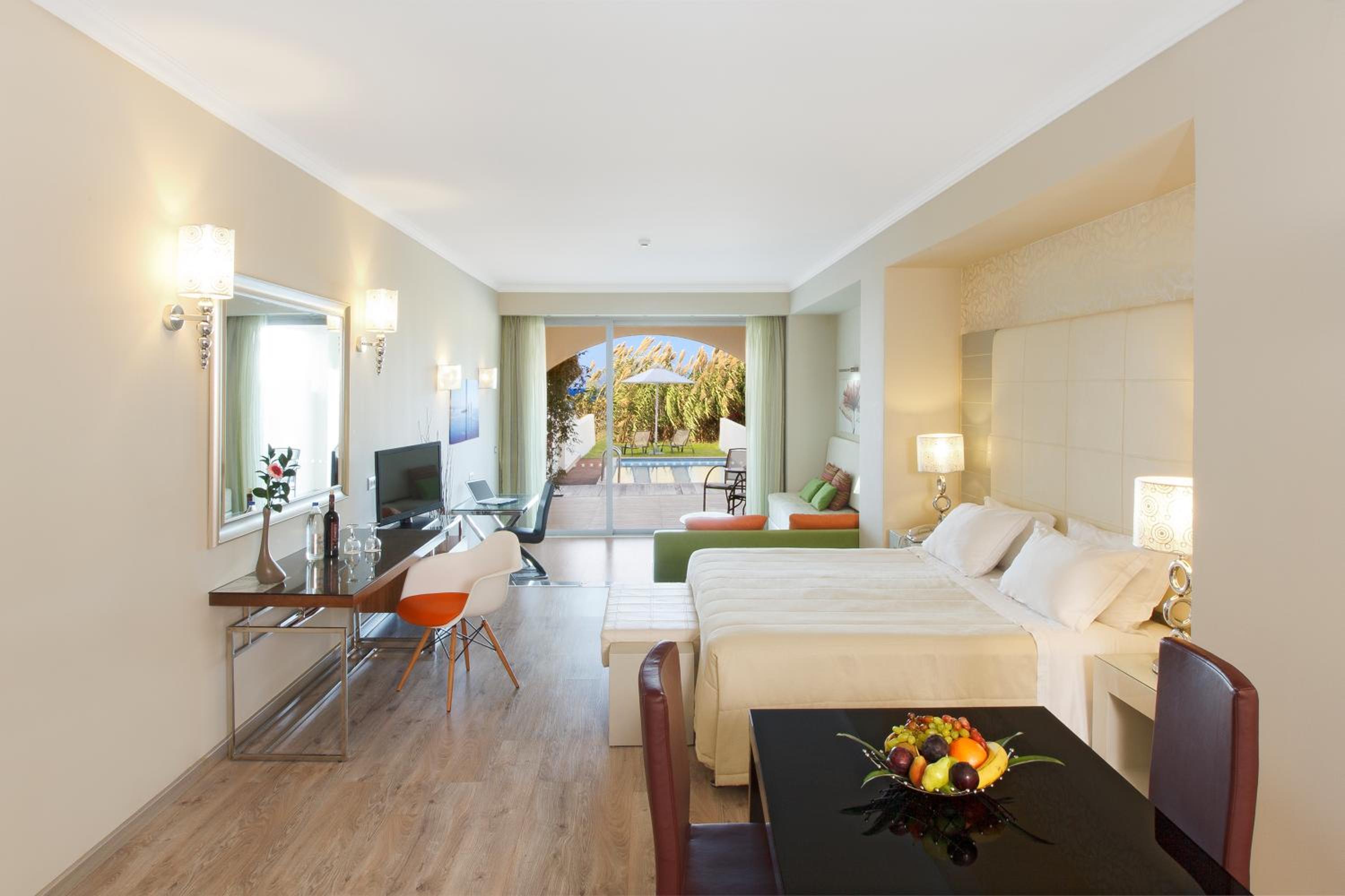 Deluxe Junior Suite with Personal Pool (2-4 People)