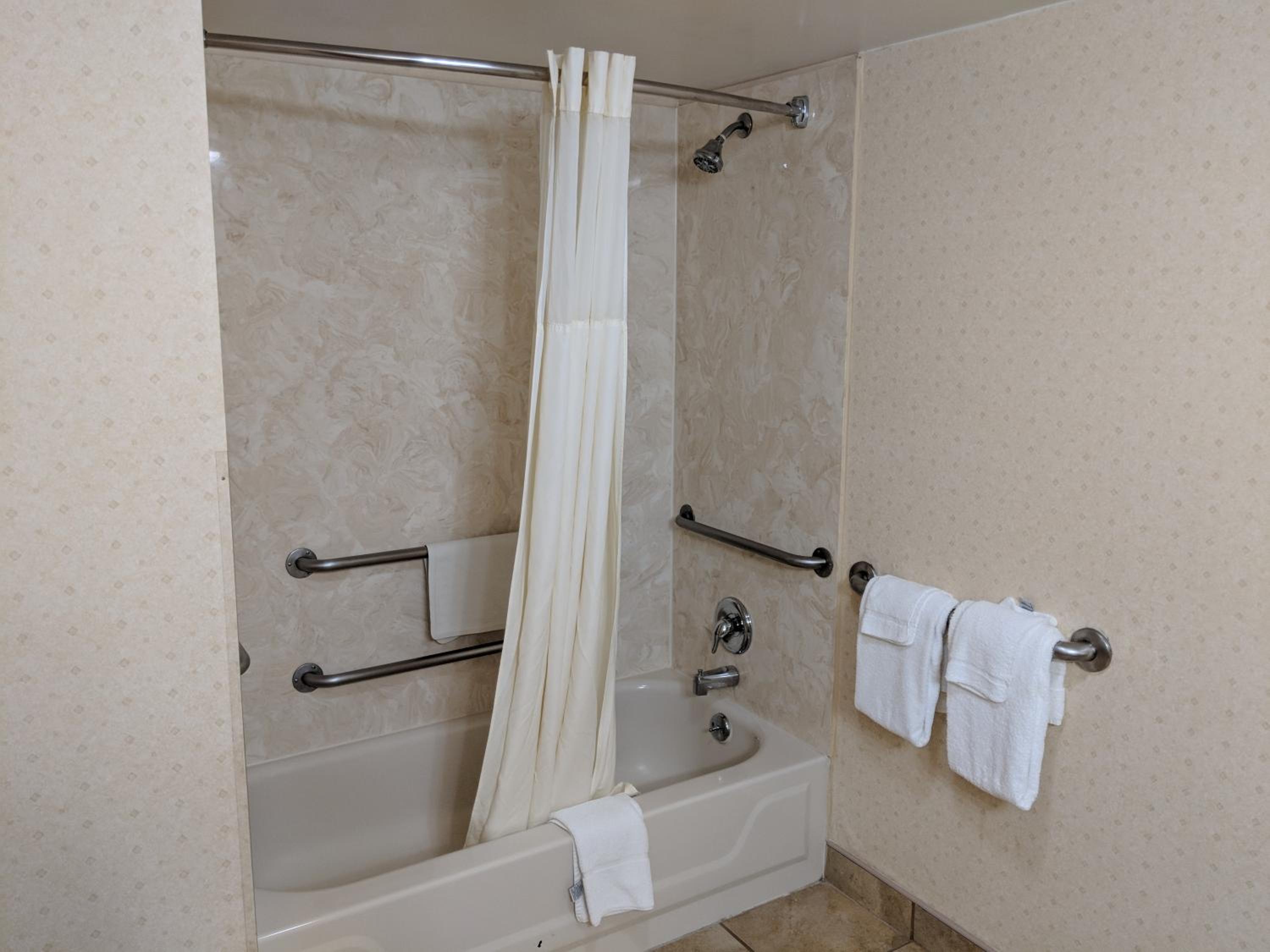 Double Room with Two Double Beds - Accessible/Non-Smoking - Photo 2