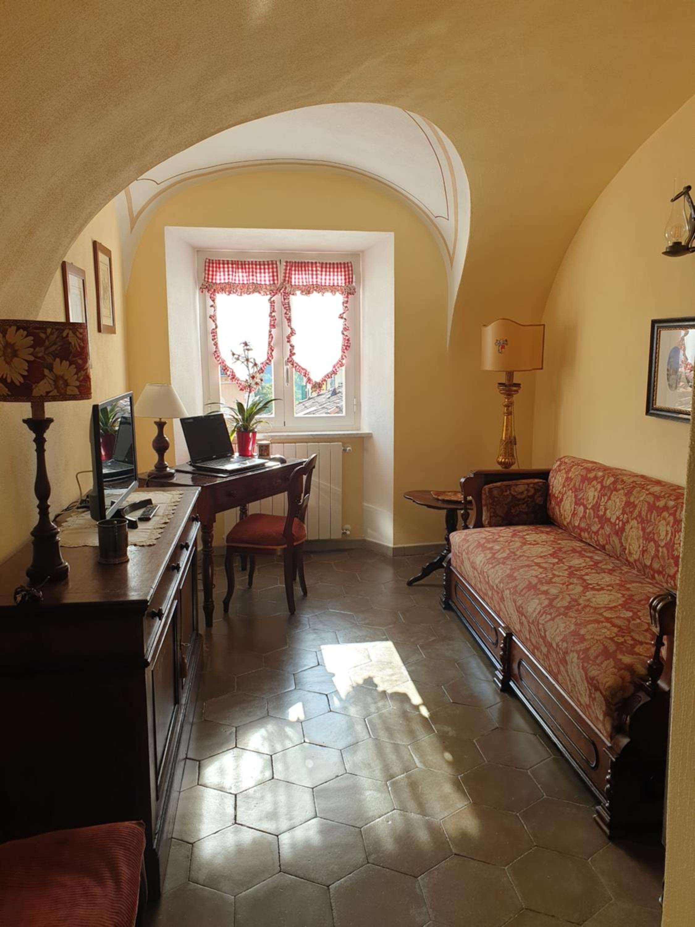 One-Bedroom Apartment - Photo 1