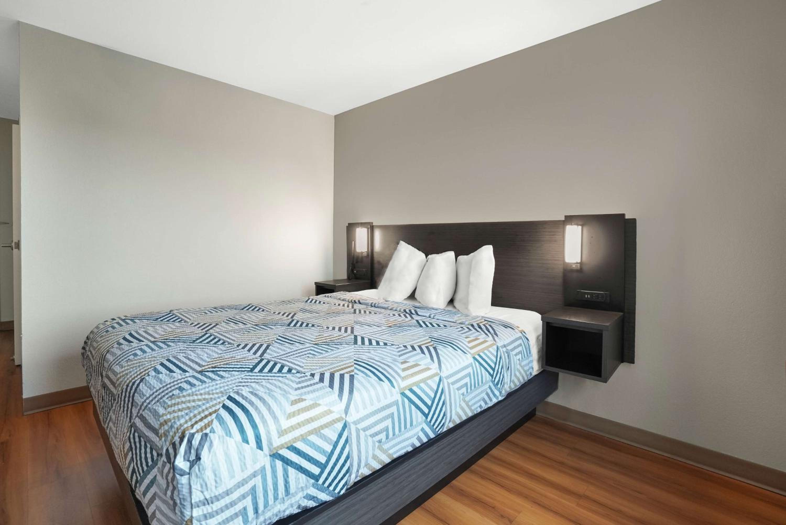 Queen Room - Disability Access - Non-Smoking - Photo 3