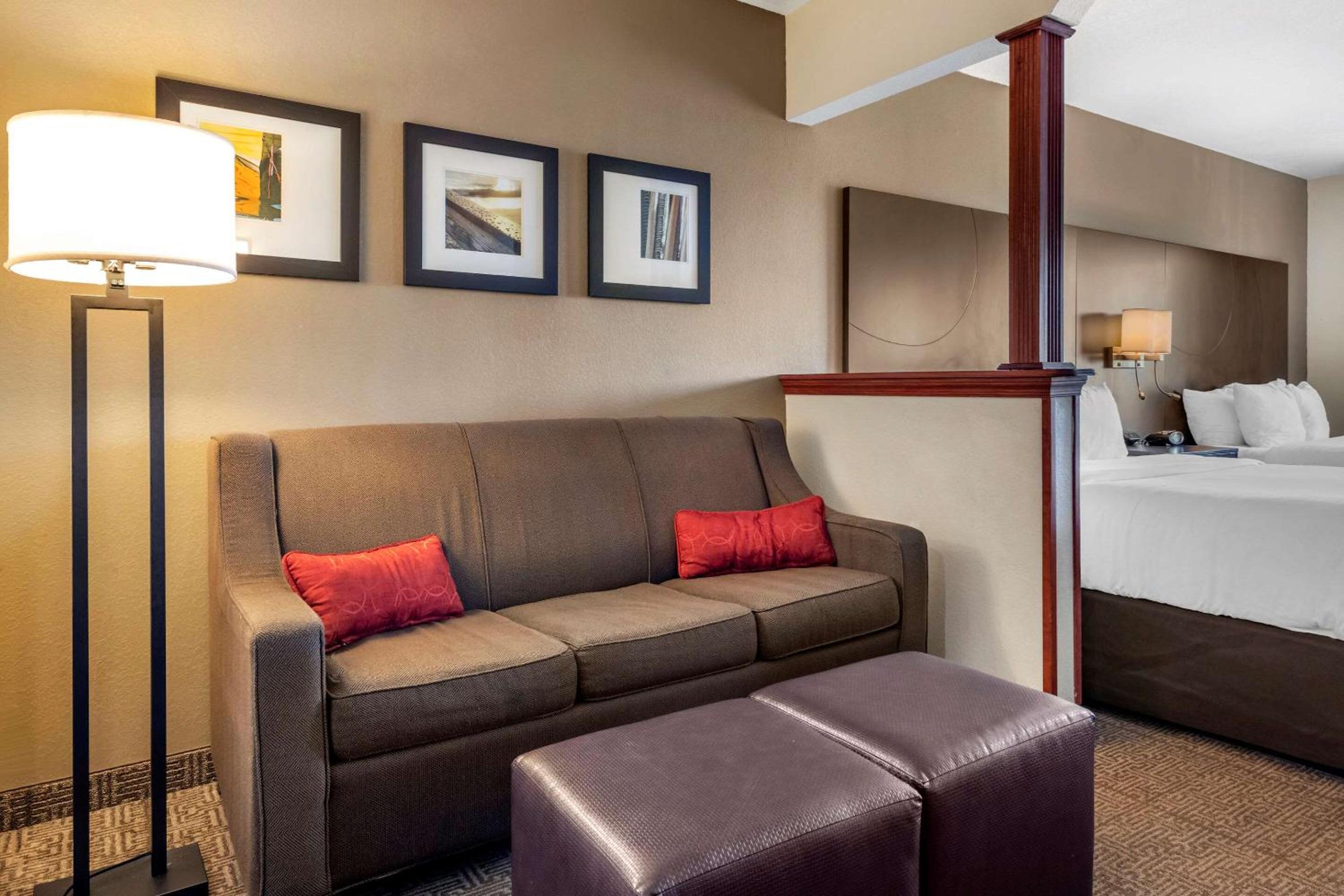 Queen Suite - Non Smoking - Photo 9