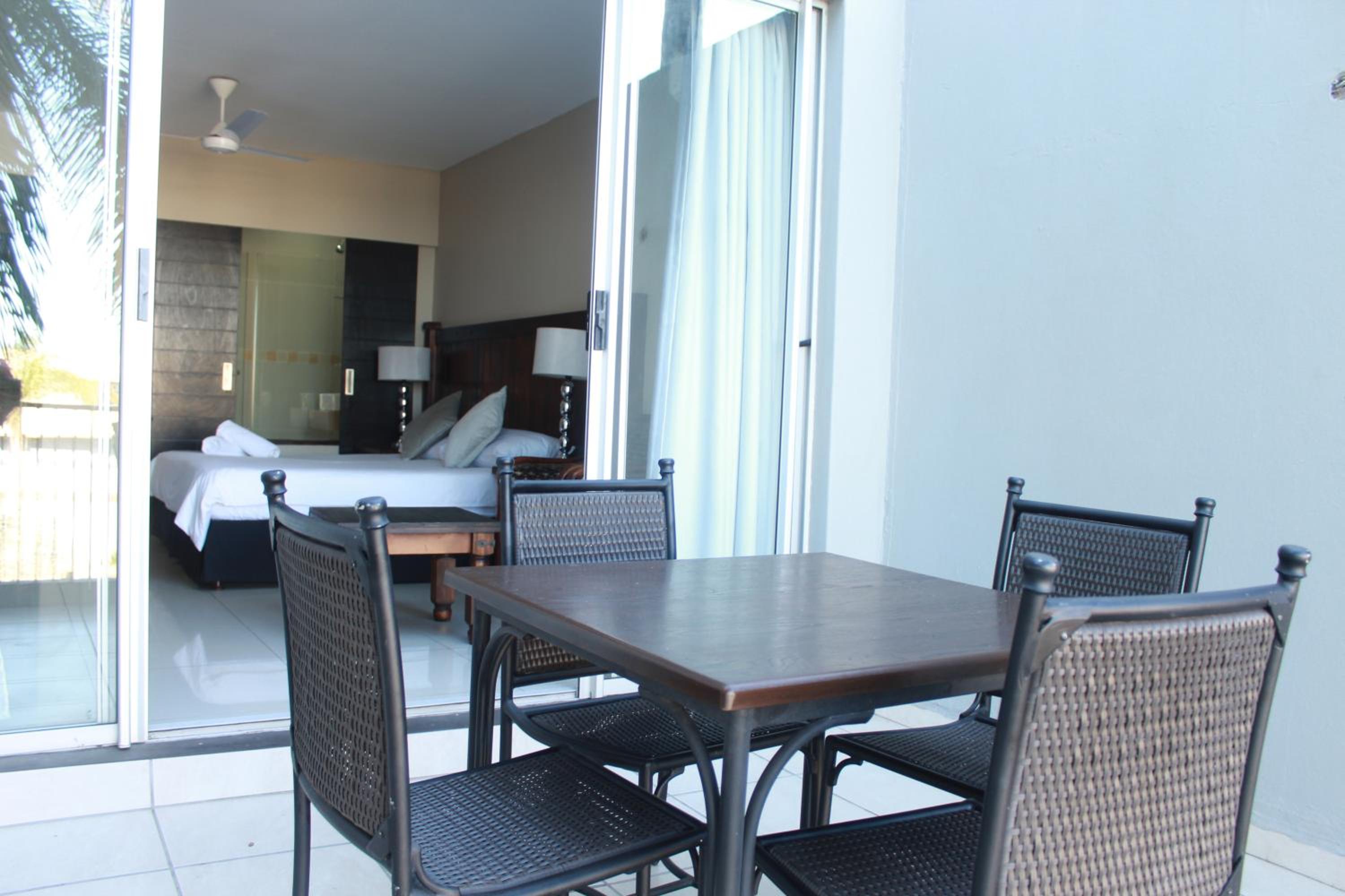 Double Room with Balcony - Photo 10