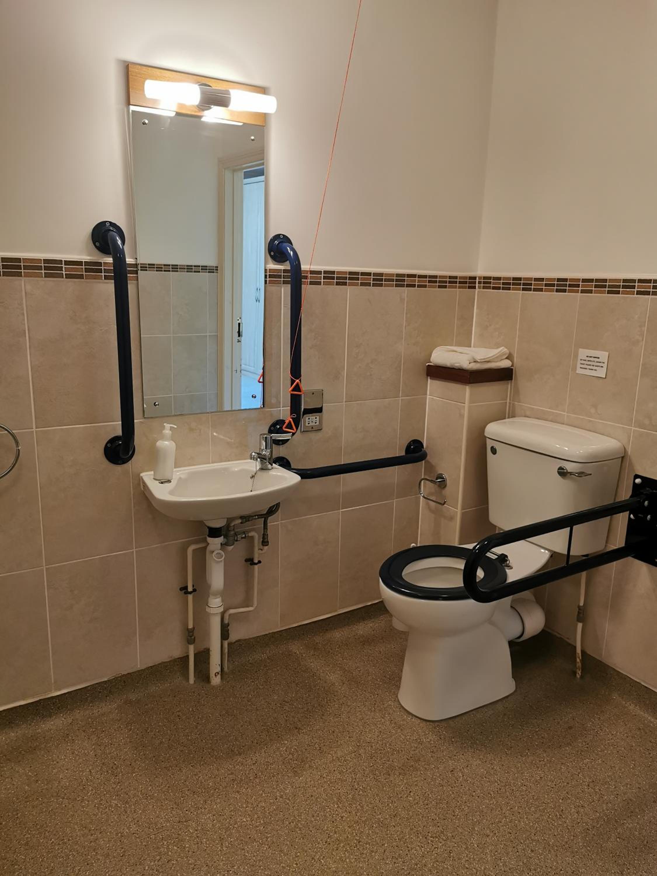 Twin Room - Disability Access - Photo 3