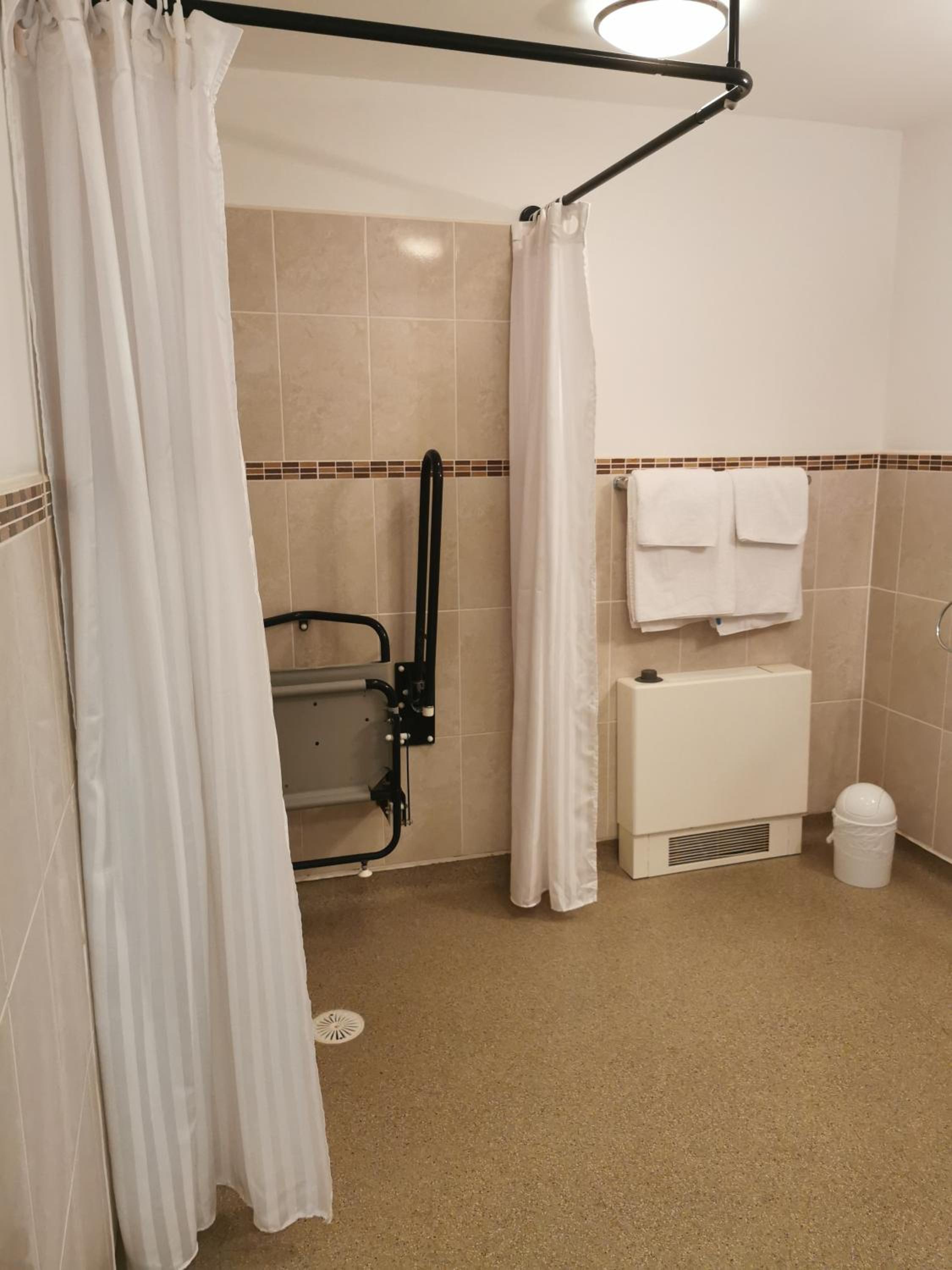 Twin Room - Disability Access - Photo 2