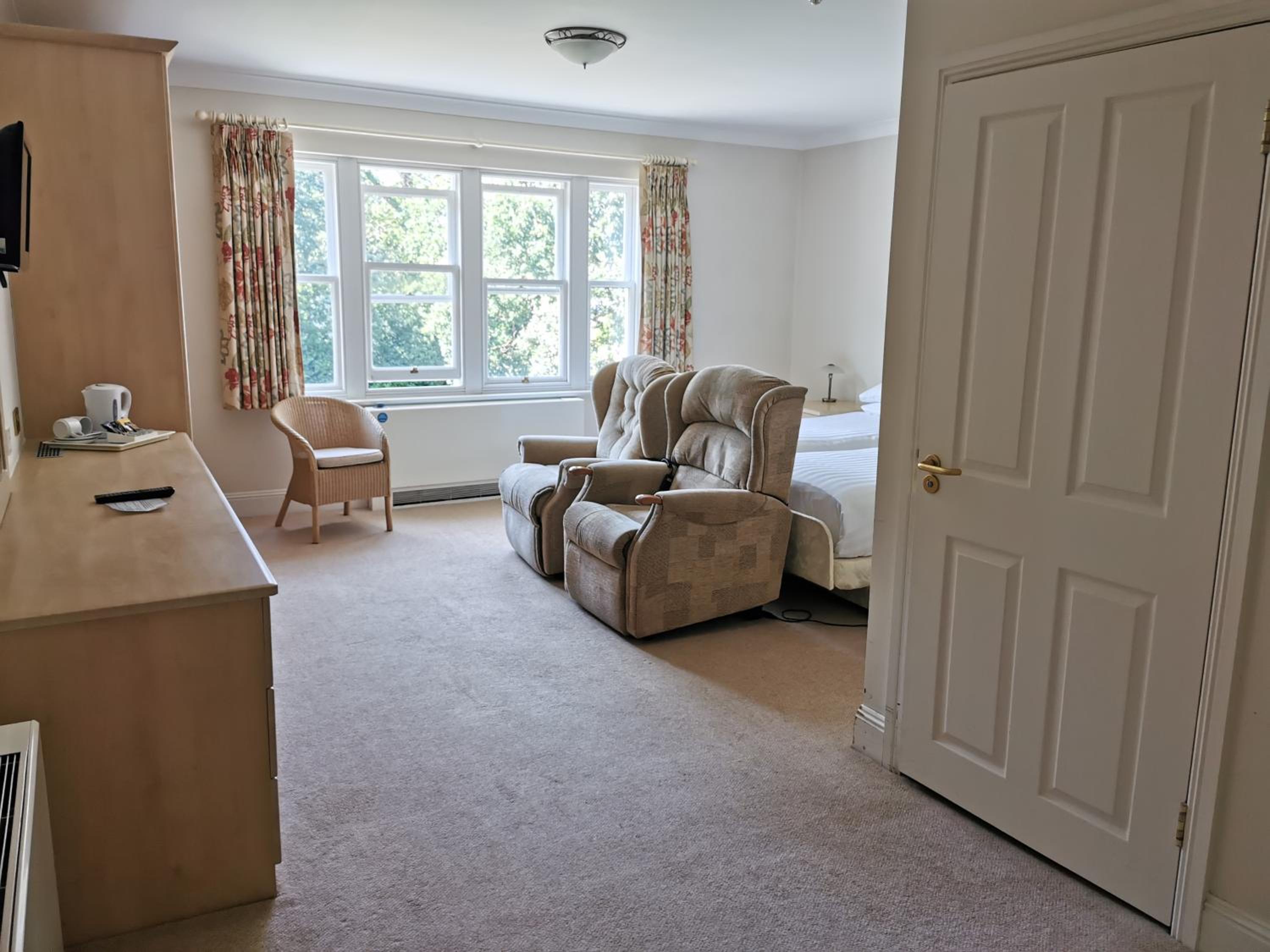 Twin Room - Disability Access - Photo 4