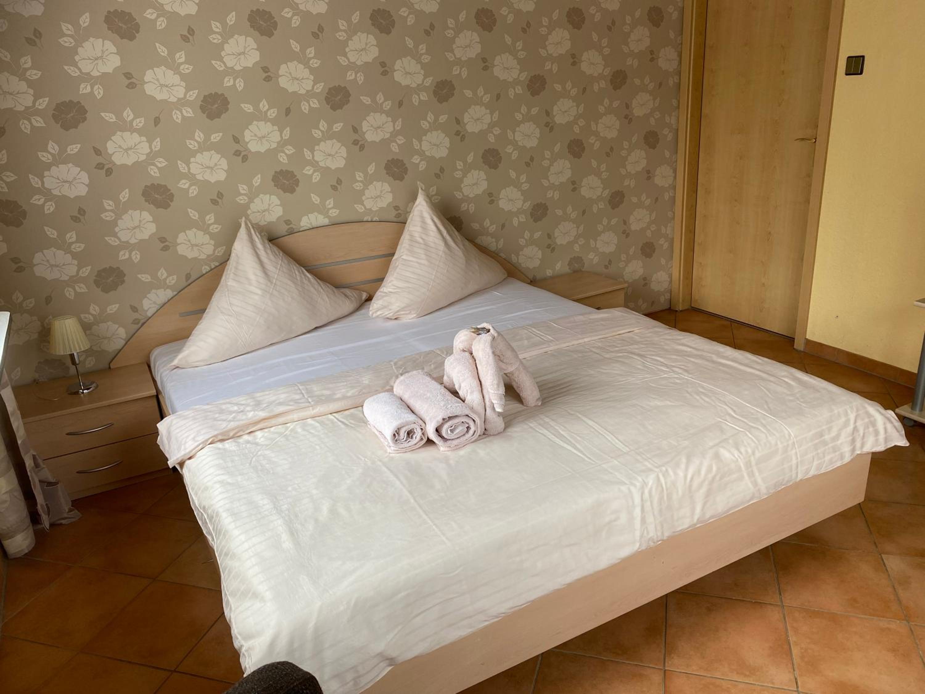 Double Room with Private External Bathroom - Photo 2