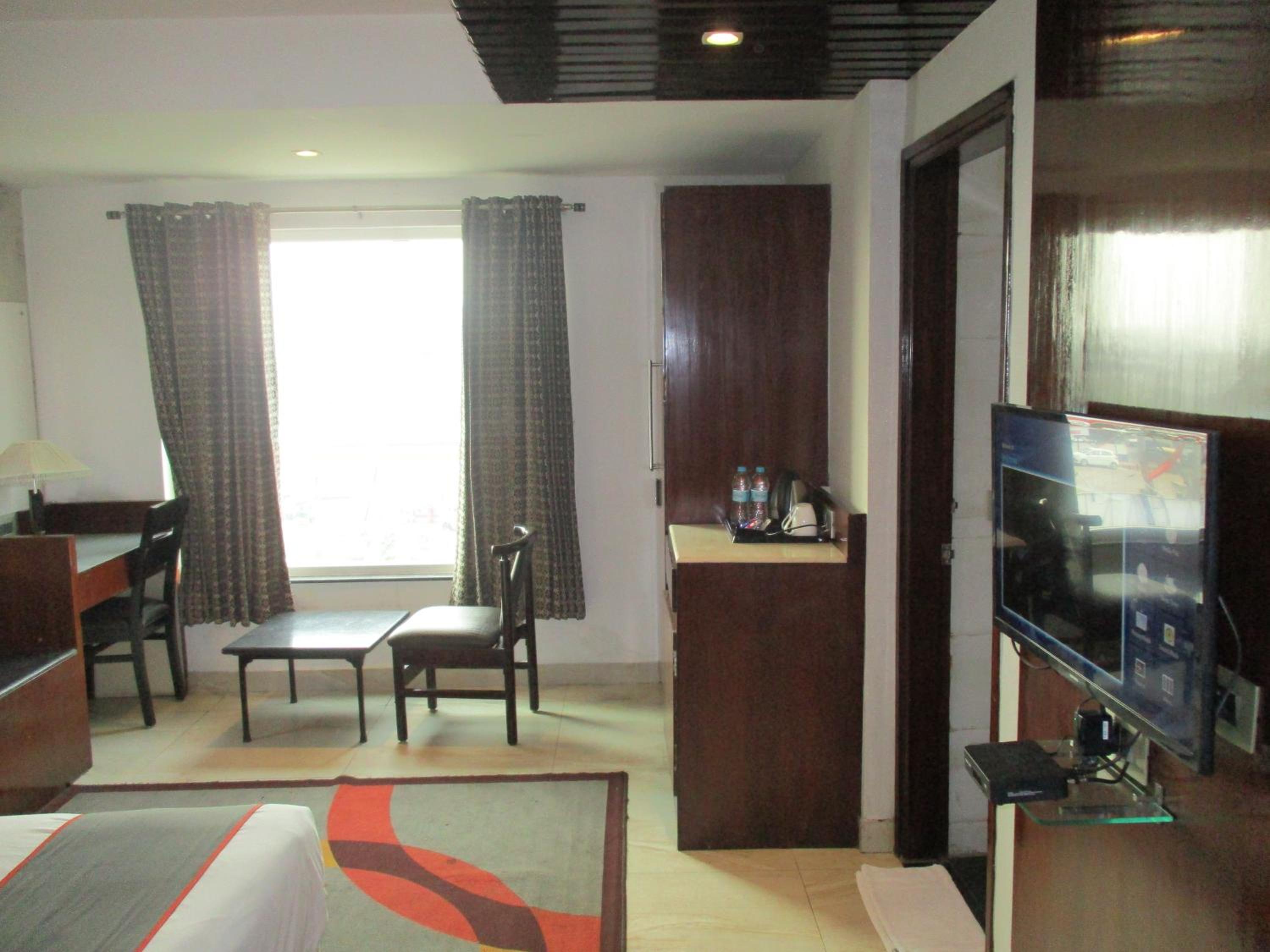 Suite - Photo 26