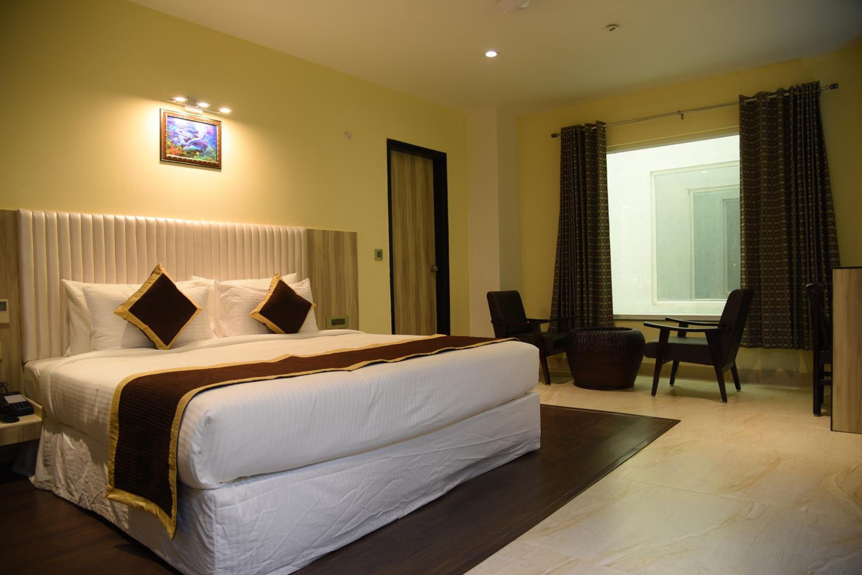 Deluxe Room - Photo 13