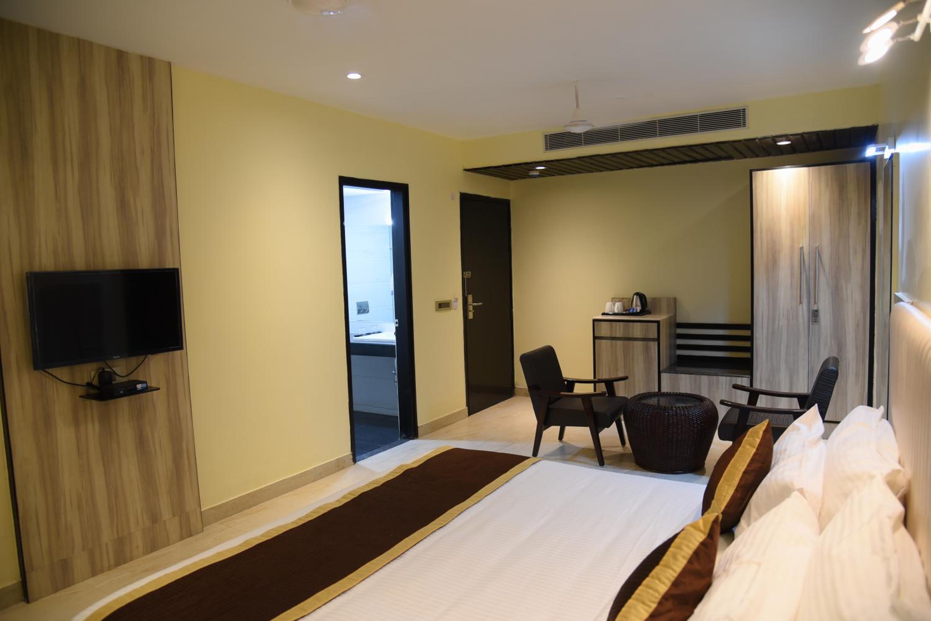 Deluxe Room - Photo 14