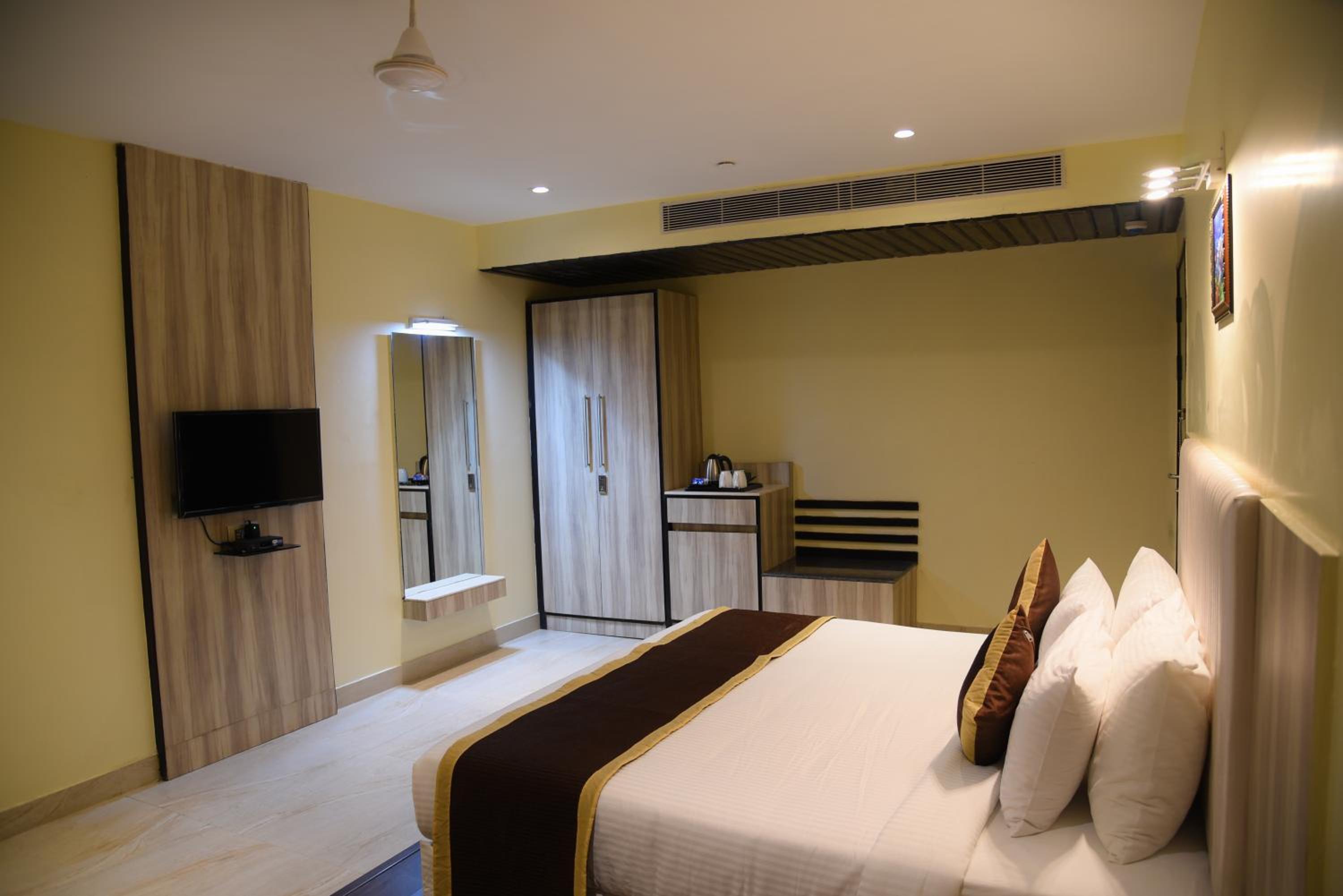 Deluxe Room - Photo 12