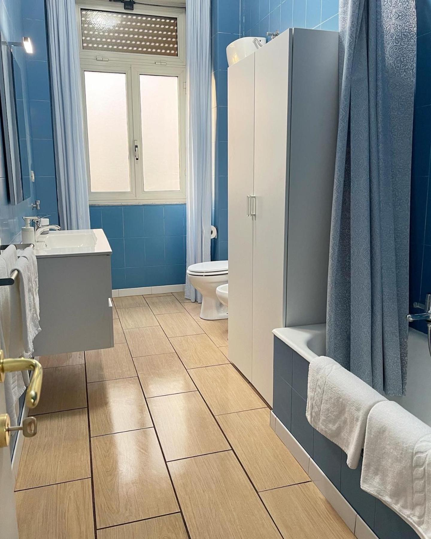Double Room with Balcony - Photo 11