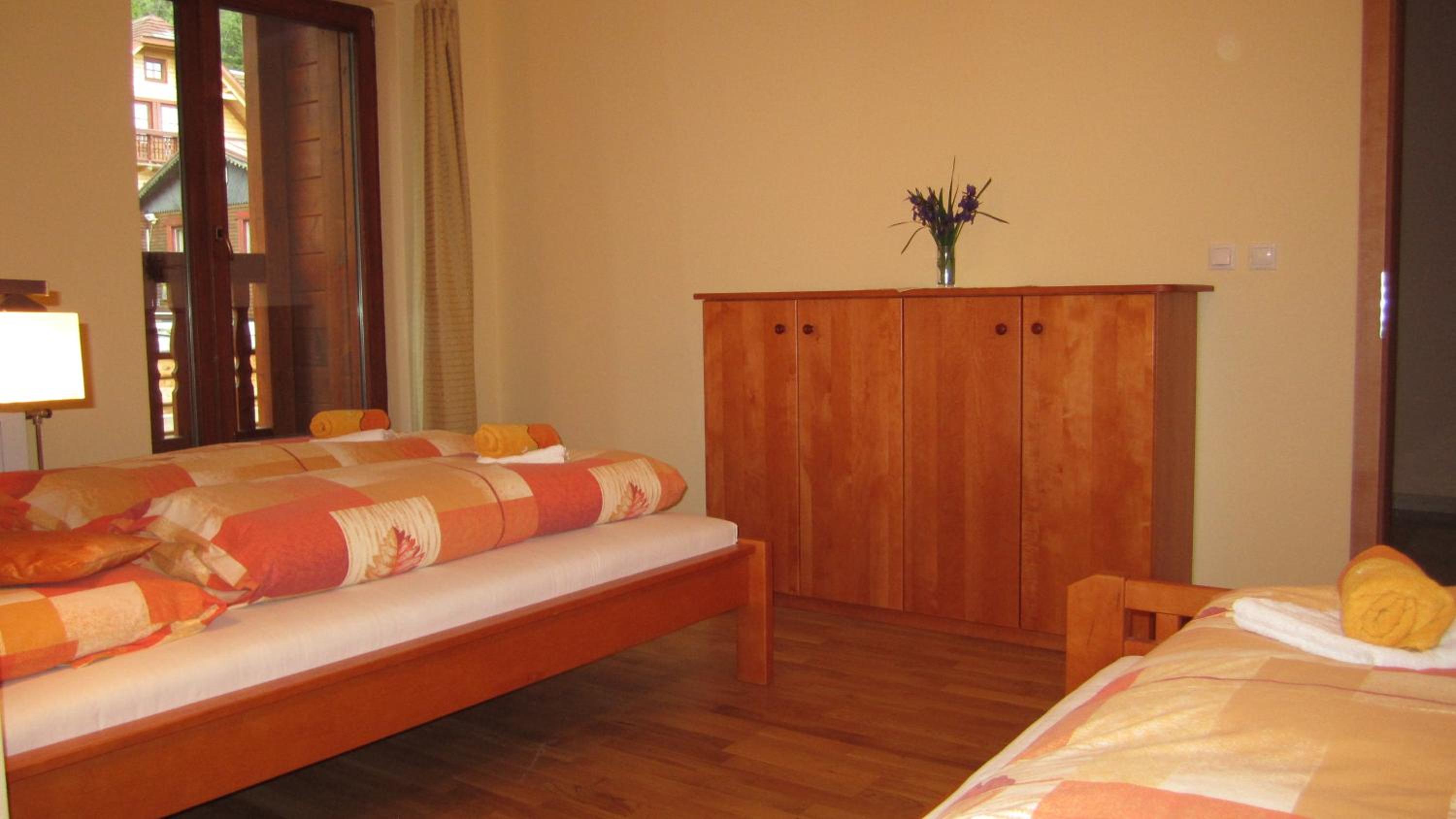 One-Bedroom Apartment With Balcony And Mountain View   photo 2