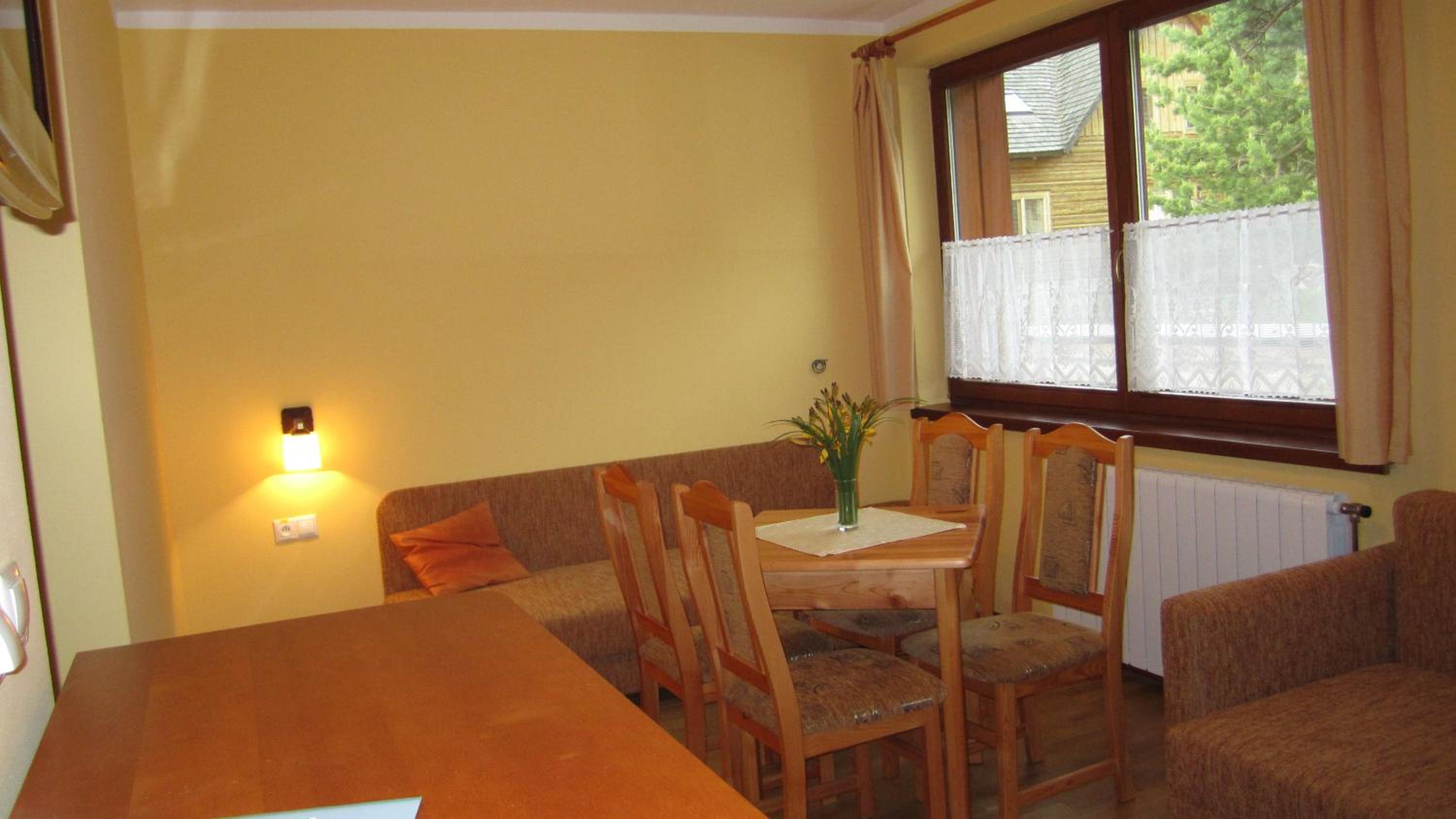 One-Bedroom Apartment With Balcony And Mountain View   photo 3