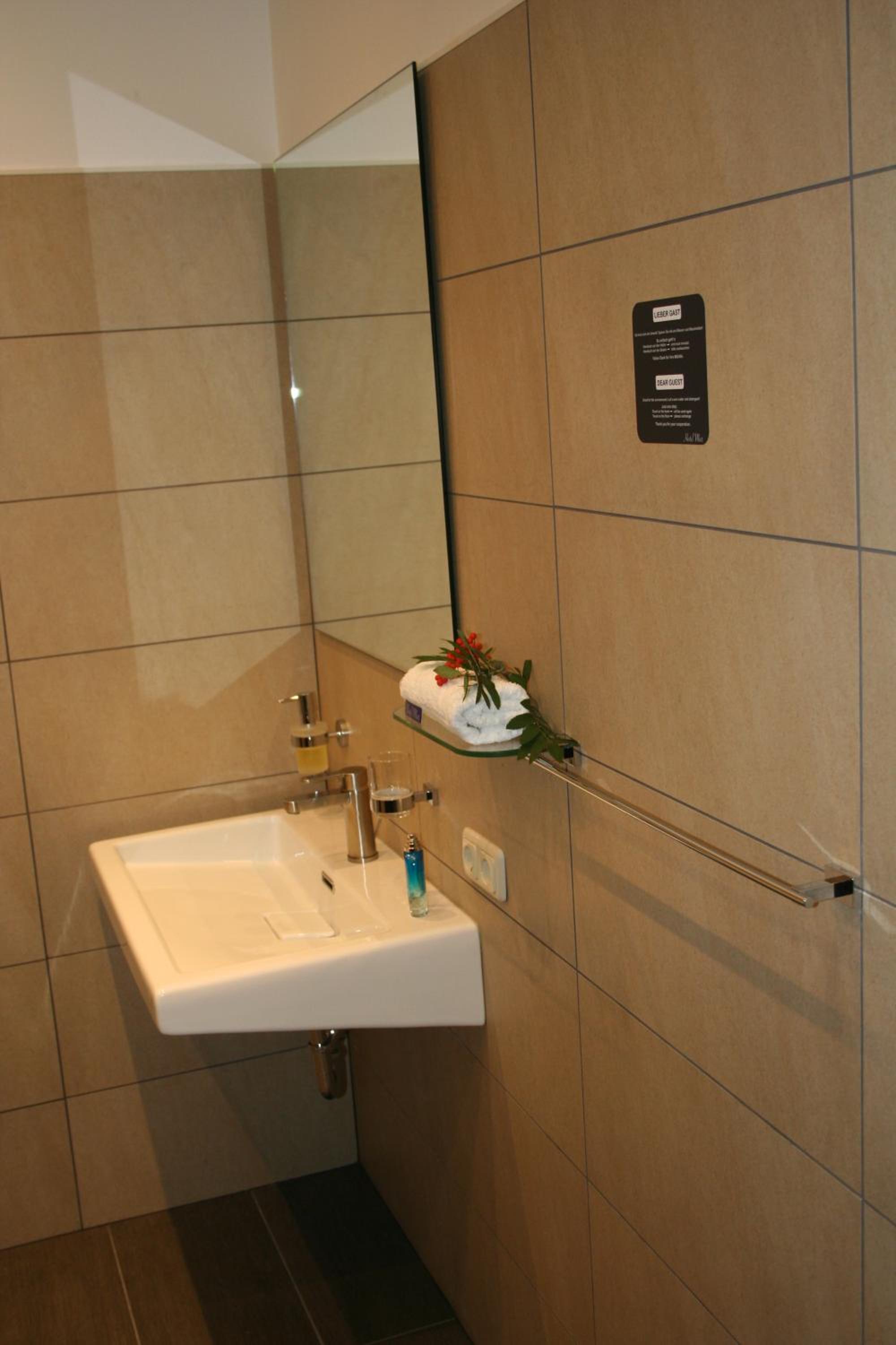 Double Room with Private Bathroom - Photo 4