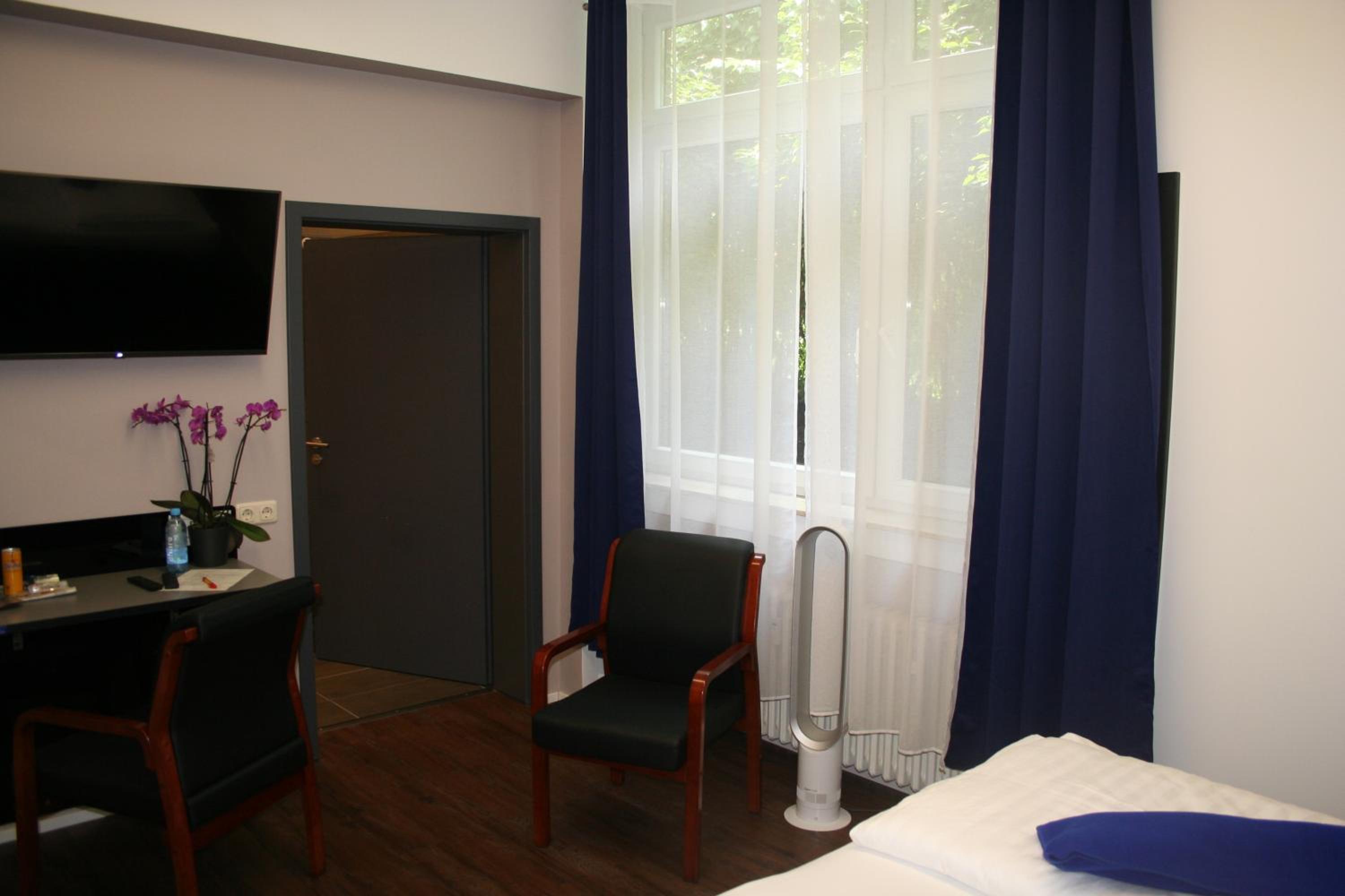Double Room with Private Bathroom - Photo 6