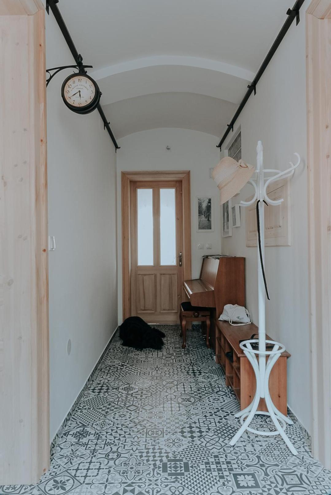 One-Bedroom Apartment - Photo 9