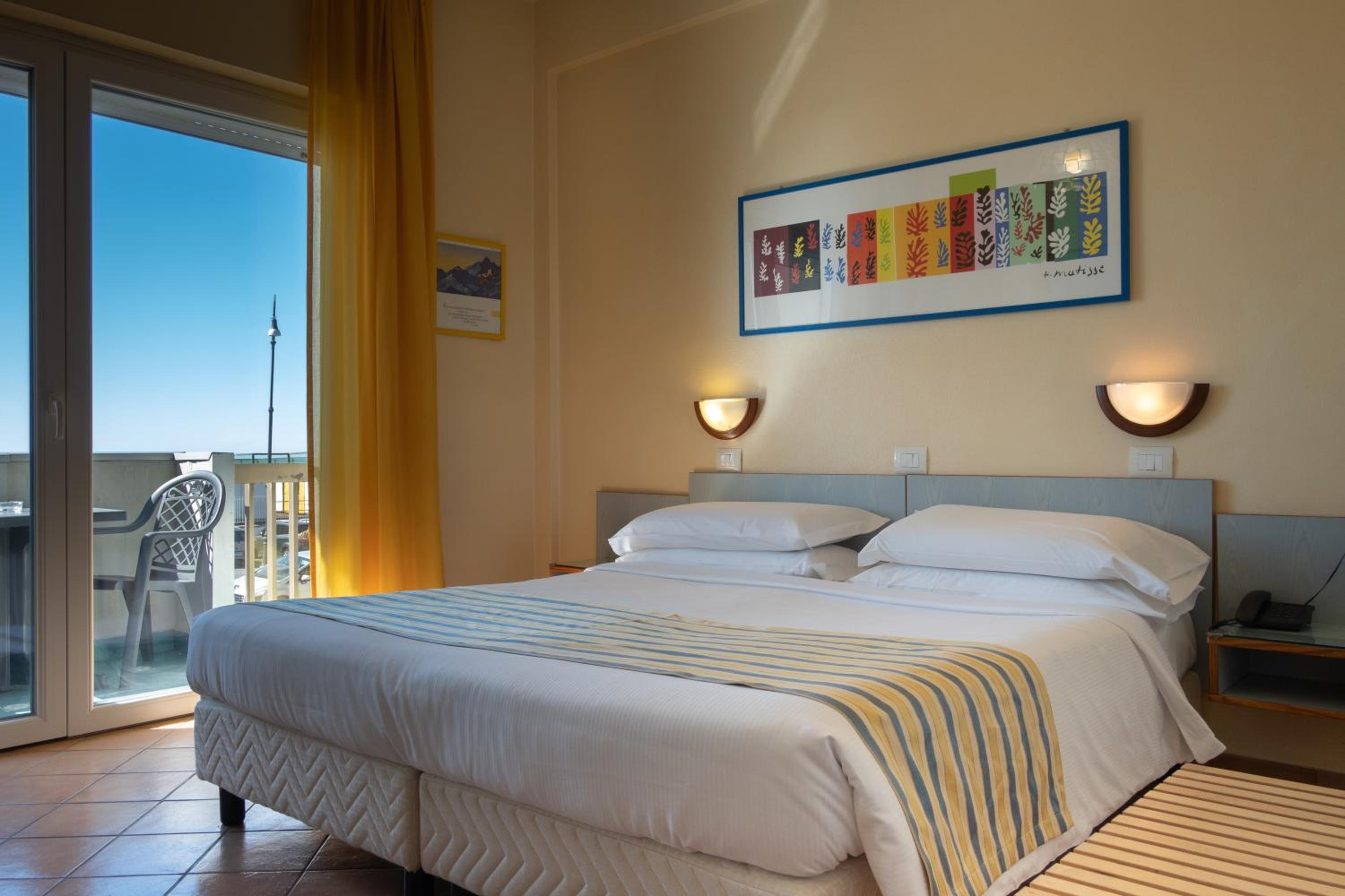 Double or Twin Room with Sea View photo 2