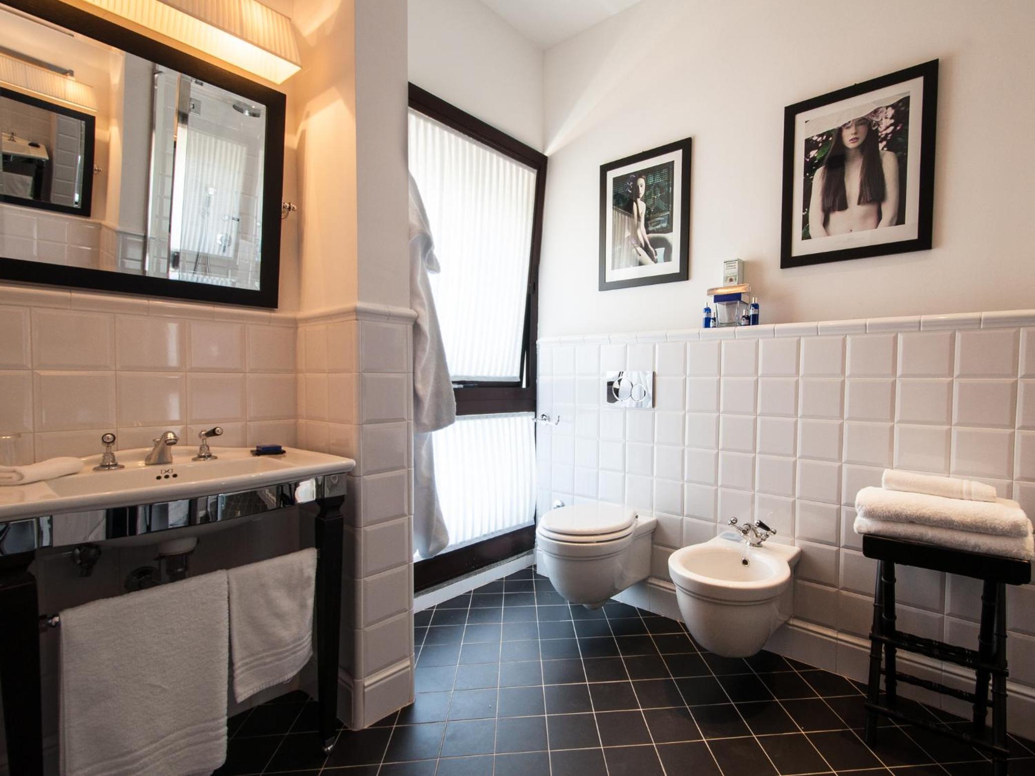 Superior Suite with Balcony - Photo 8