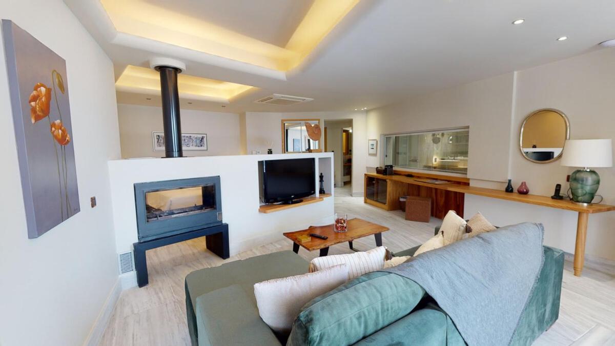 Valeni Grand Suite with Indoor Jacuzzi and Panoramic View