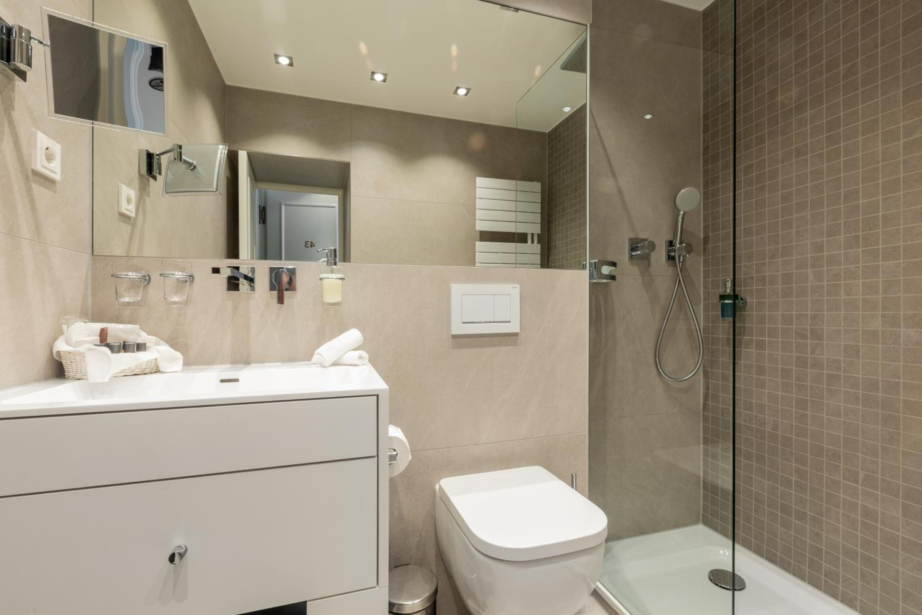 Double Room Comfort thumbnail 6