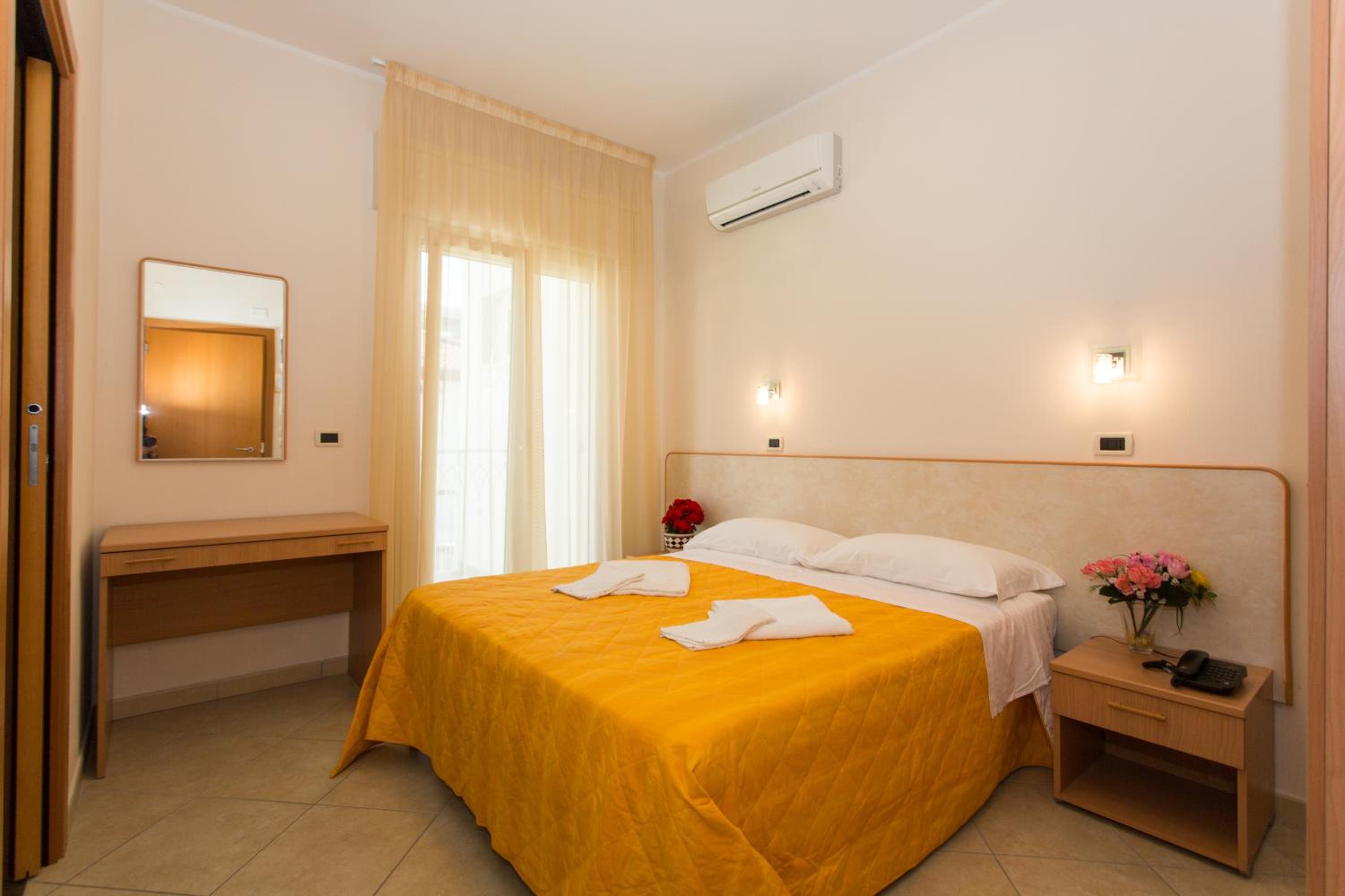 Standard Double Room - Photo 8