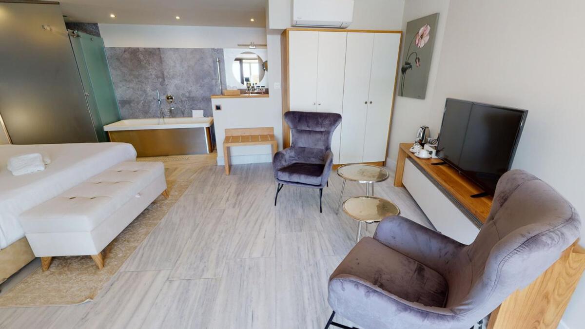 Signature Suite with Indoor Jacuzzi, photo 7
