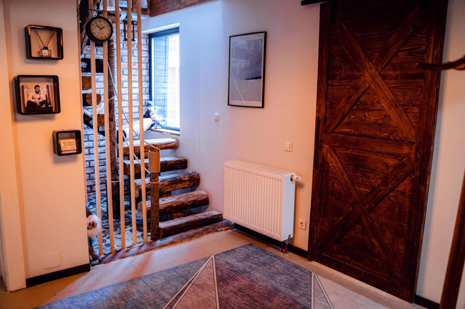 Five-Bedroom House - Photo 12