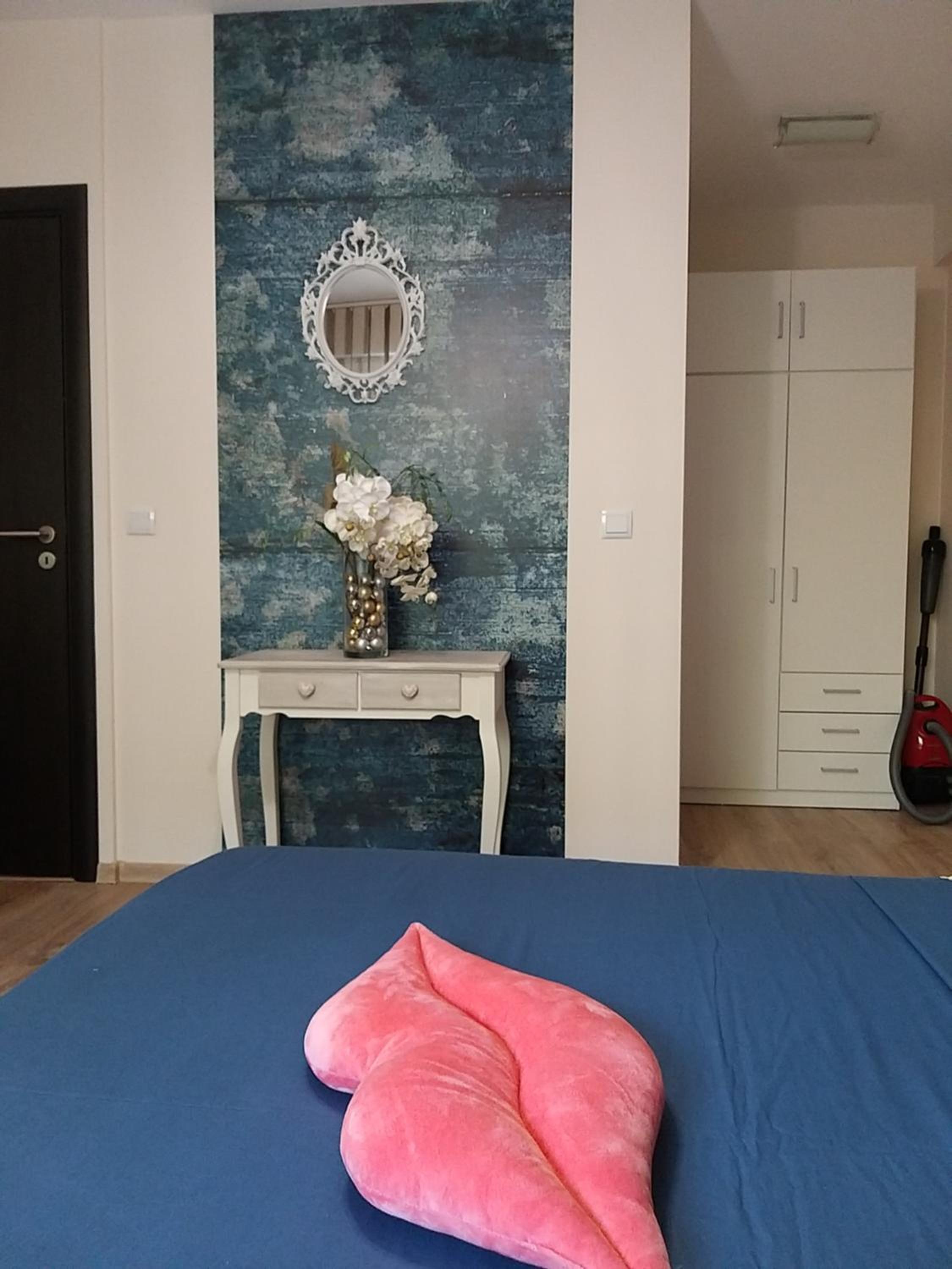One-Bedroom Apartment - Photo 5