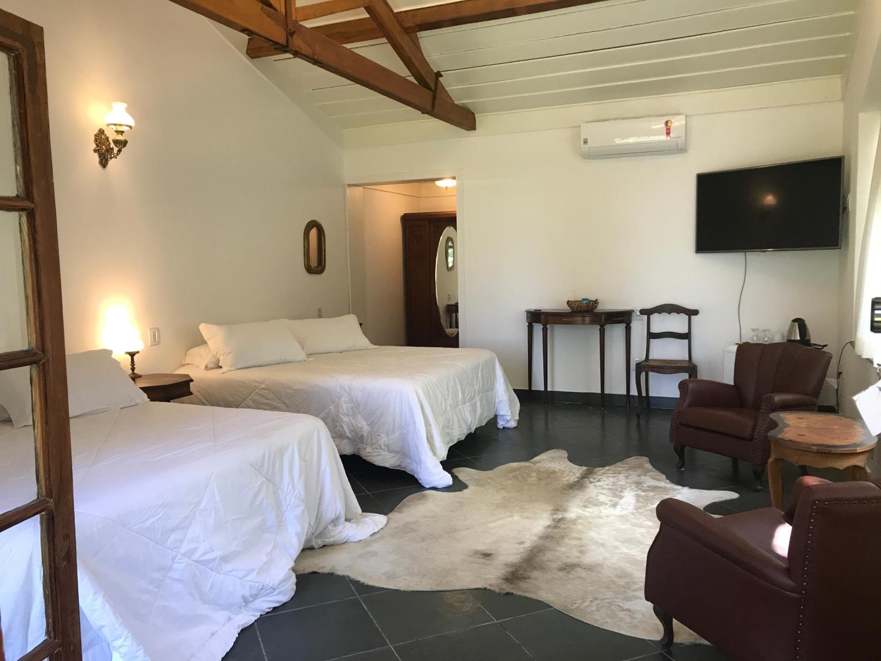 Suite with River View - Side