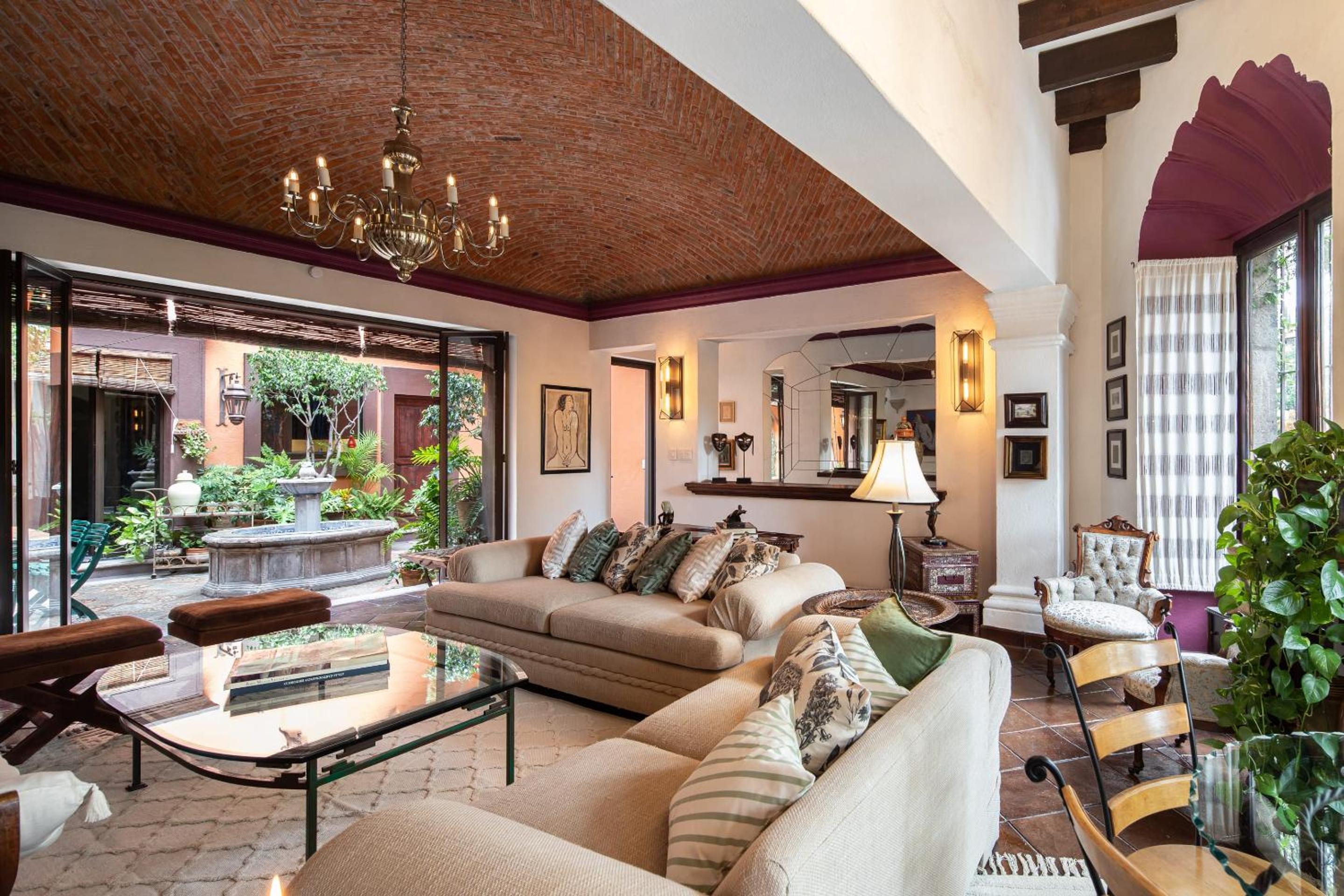 Villa - Photo 1
