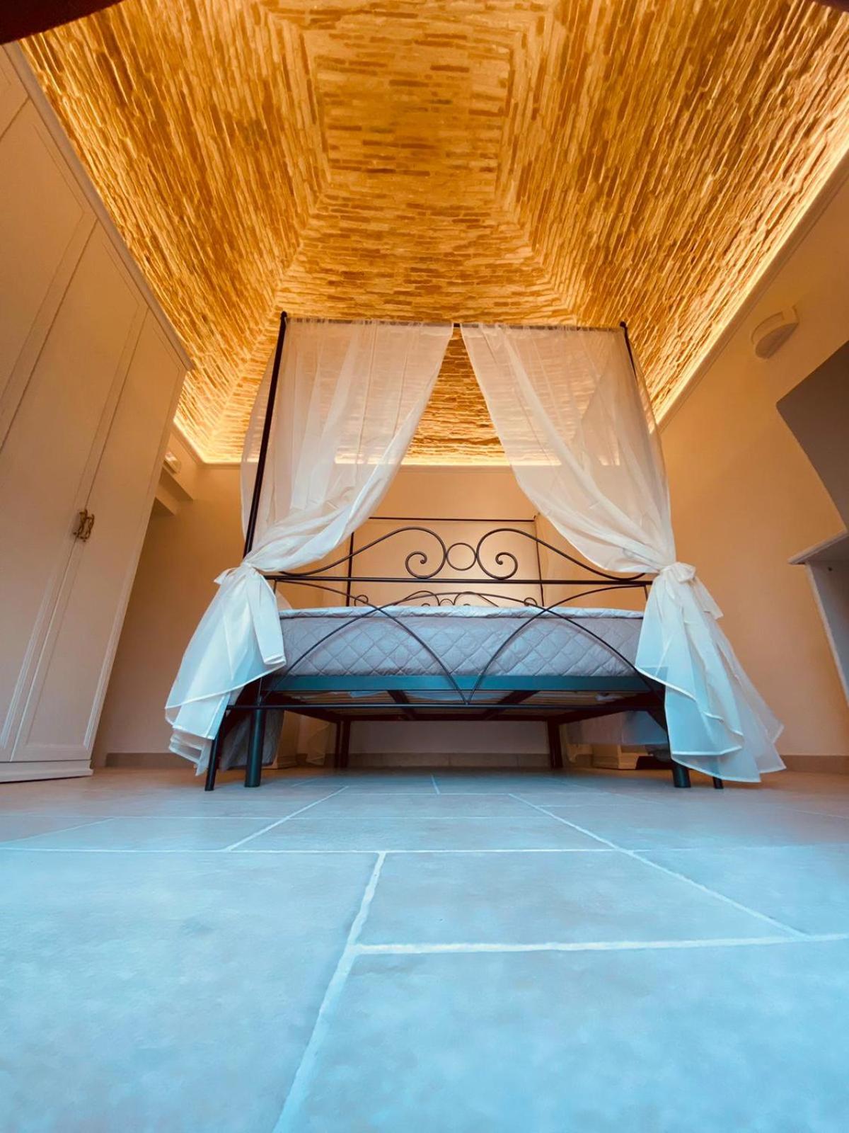 Double Room with Balcony - Photo 2