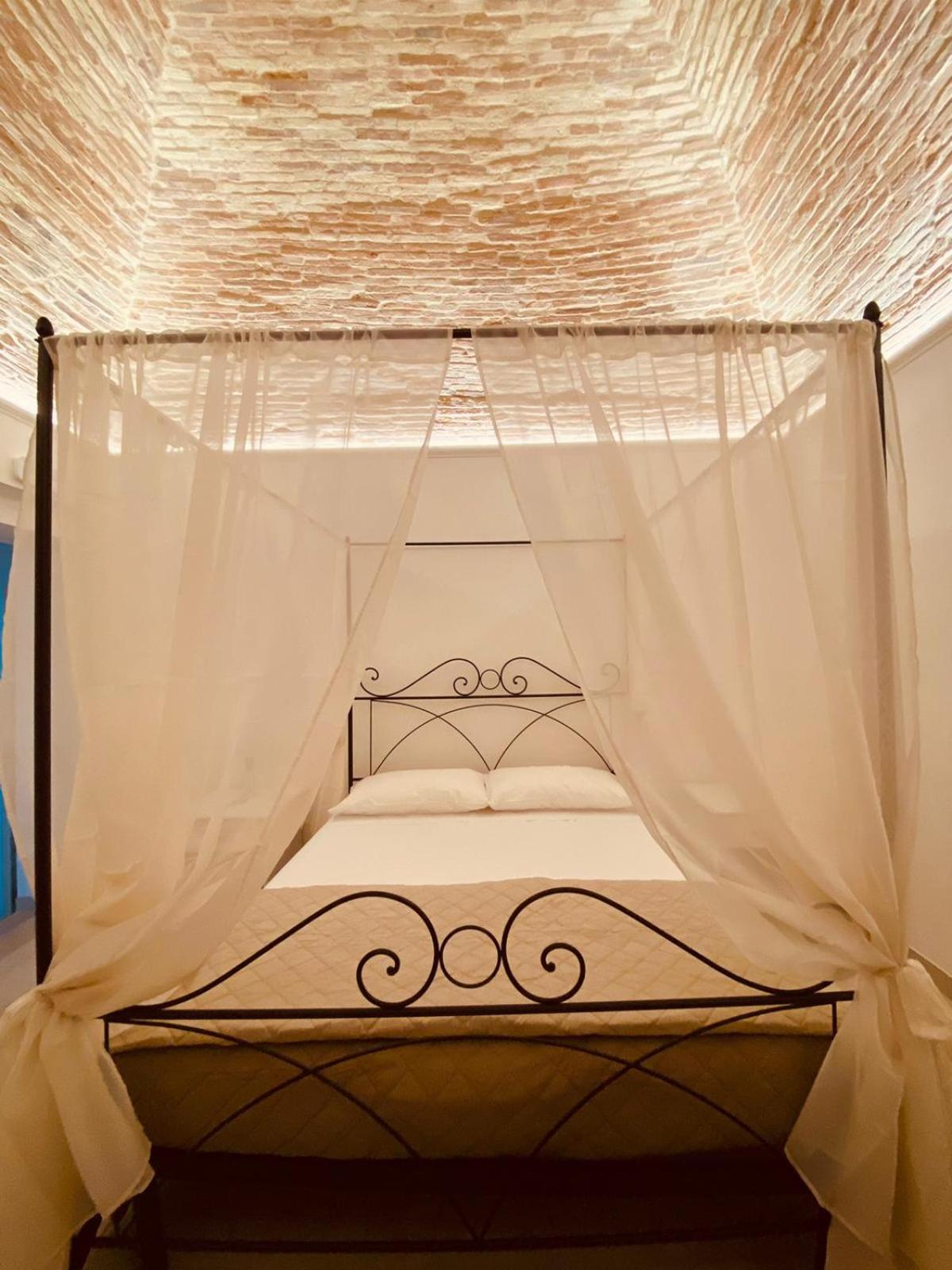 Double Room with Balcony - Photo 3