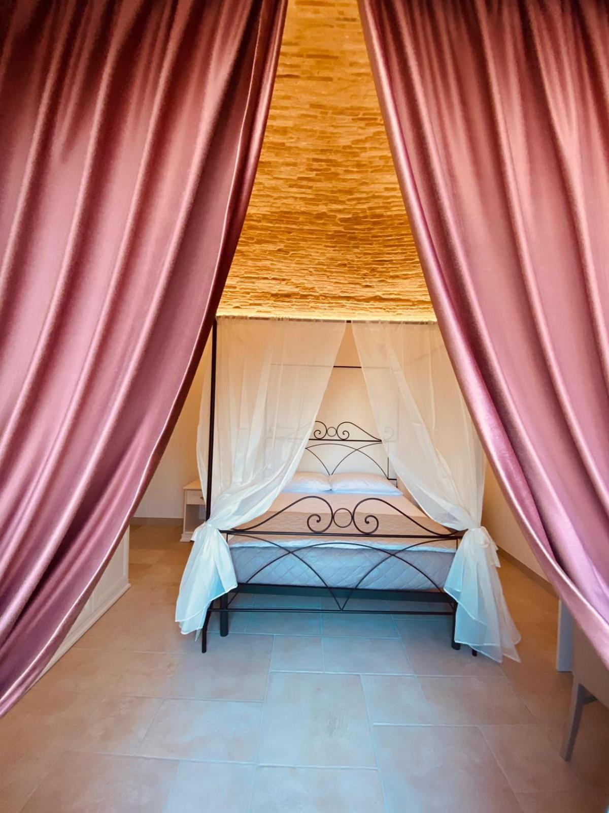 Double Room with Balcony - Photo 4