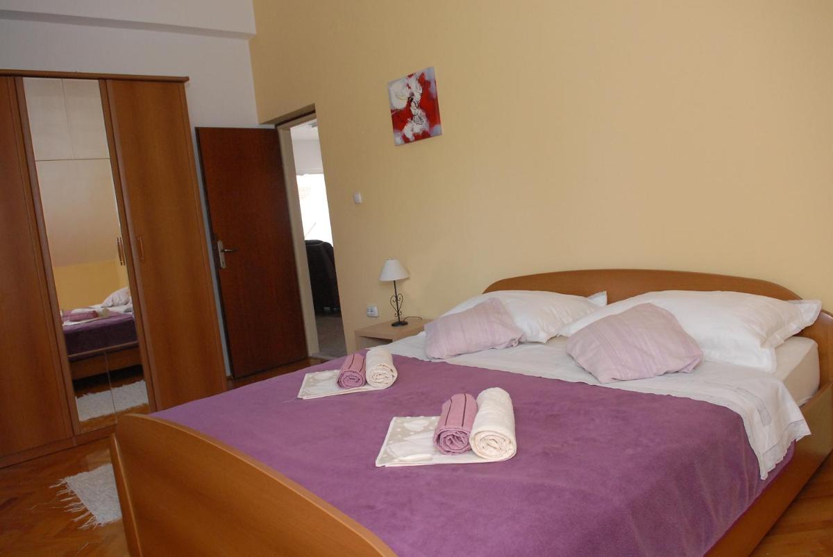 Apartment with Terrace - Photo 4