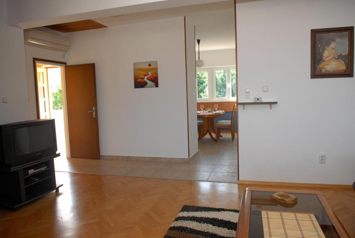 Apartment with Terrace - Photo 8