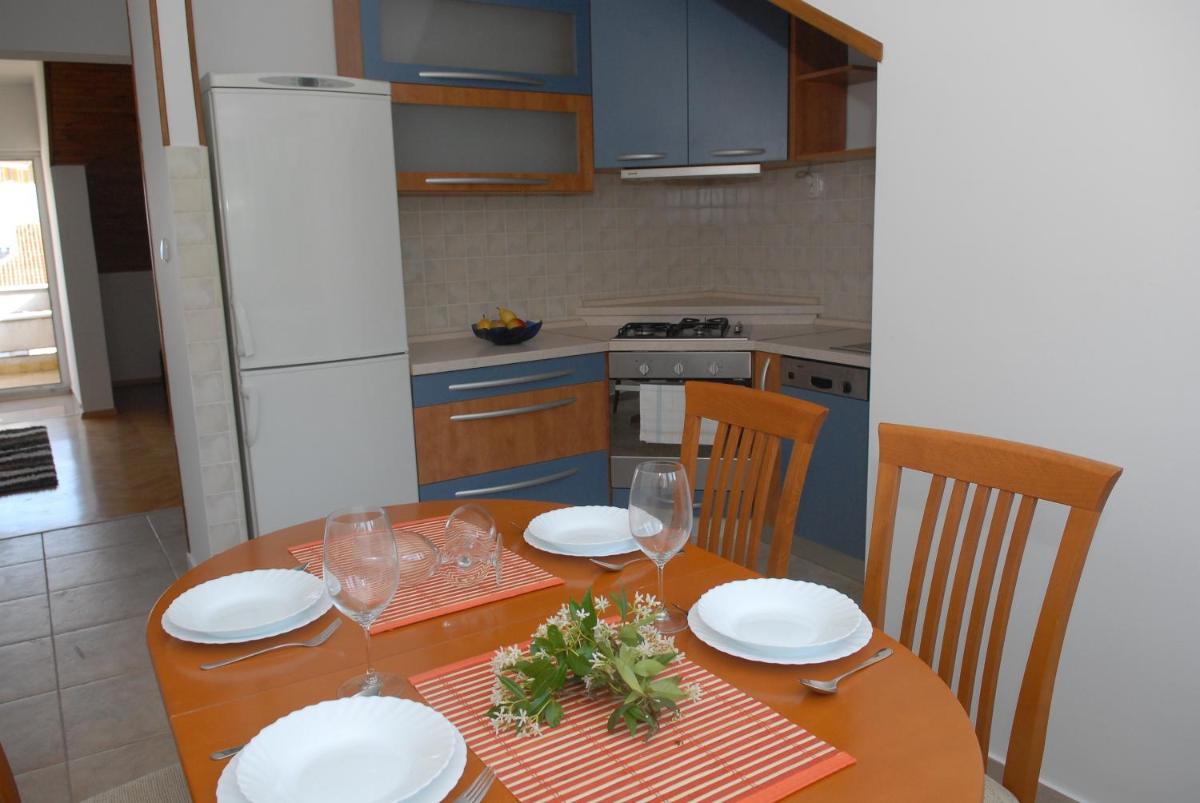 Apartment with Terrace - Photo 11