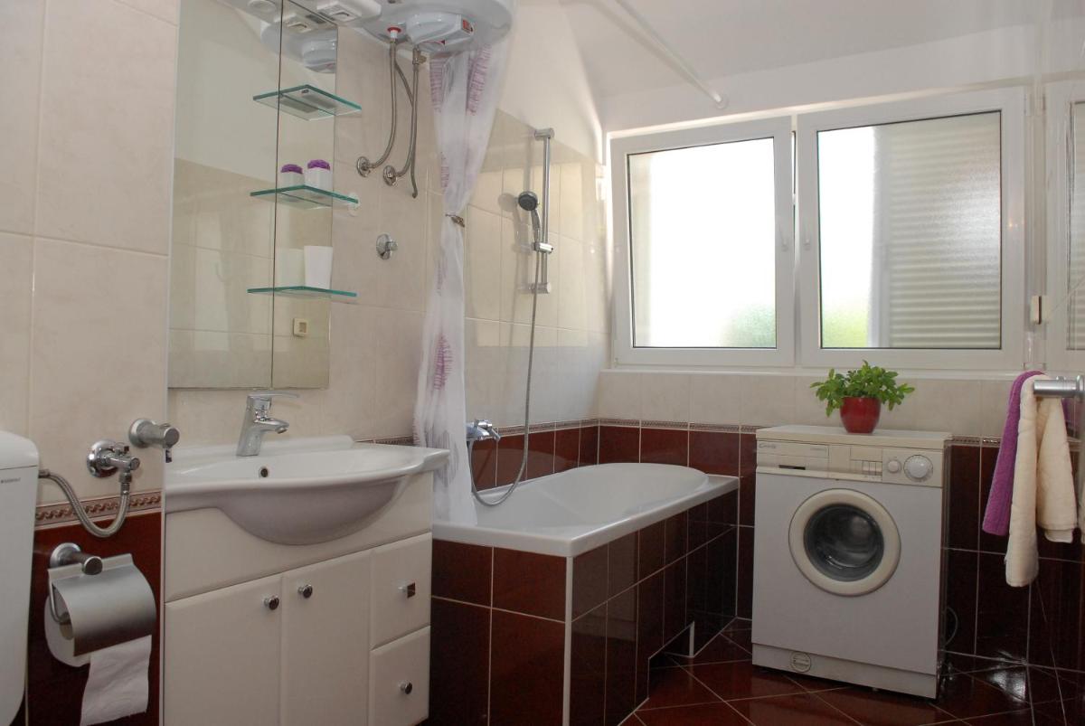 Apartment with Terrace - Photo 13