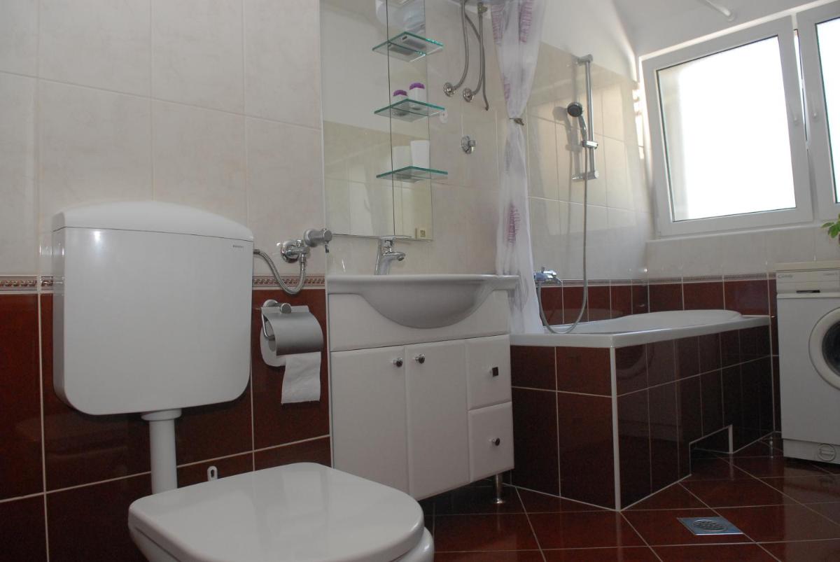 Apartment with Terrace - Photo 14